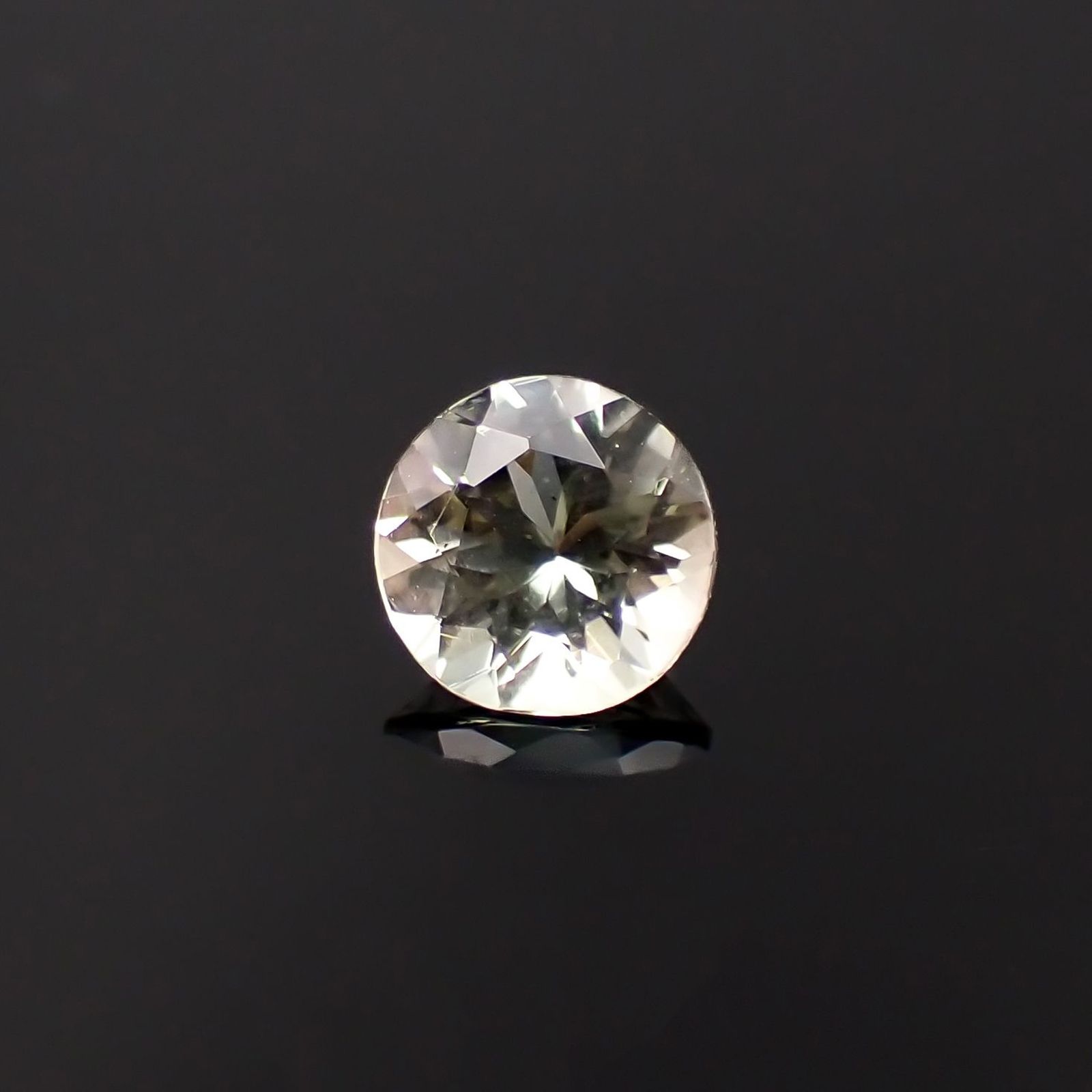 バイカラーオレゴンサンストーン アメリカ・オレゴン州産 0.62ct / 5.9x5.9mm前後 [230220681]