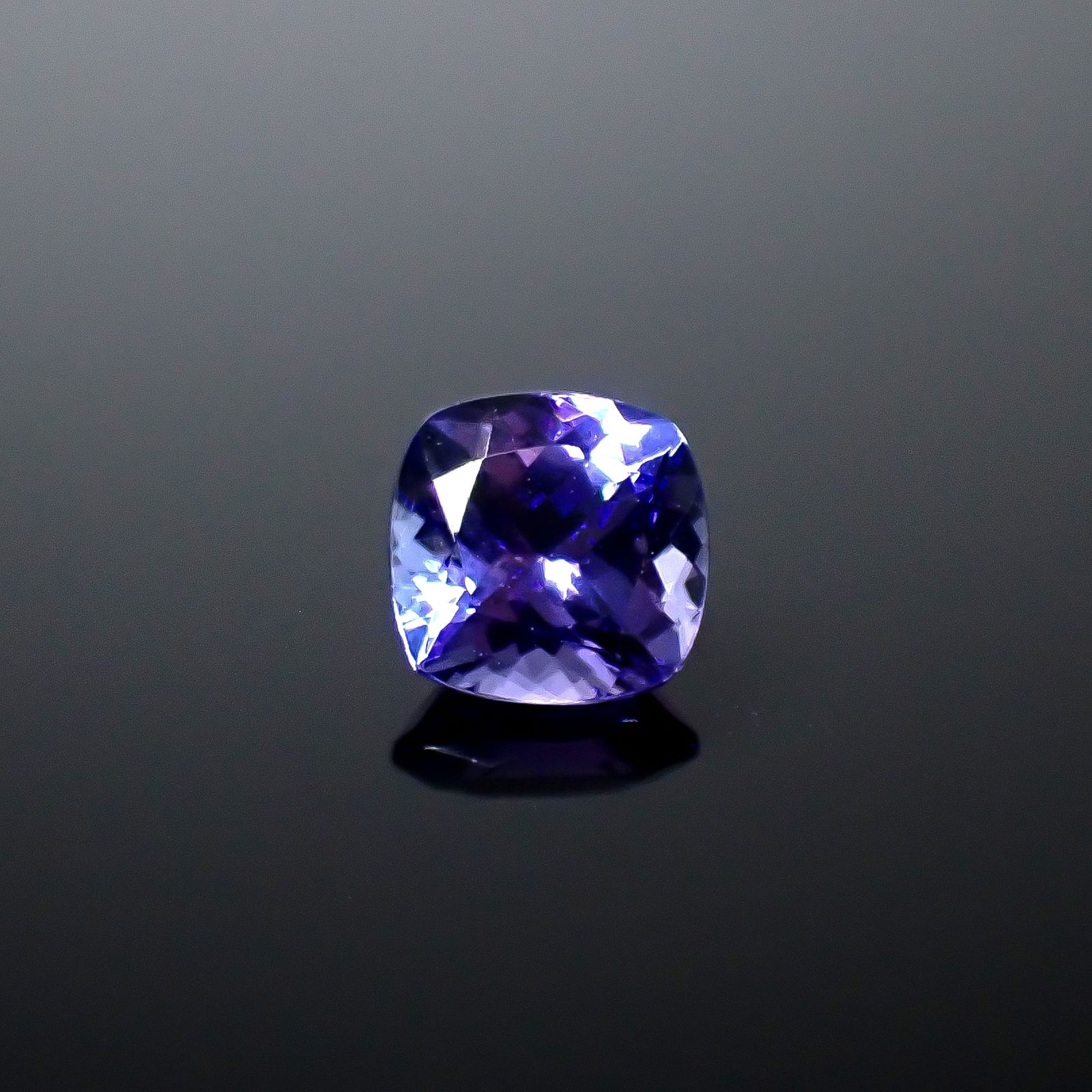 タンザナイト(宝石名タンザナイト)タンザニア産 識別済 1.83ct / 7.4x7.4mm前後 [251031244]