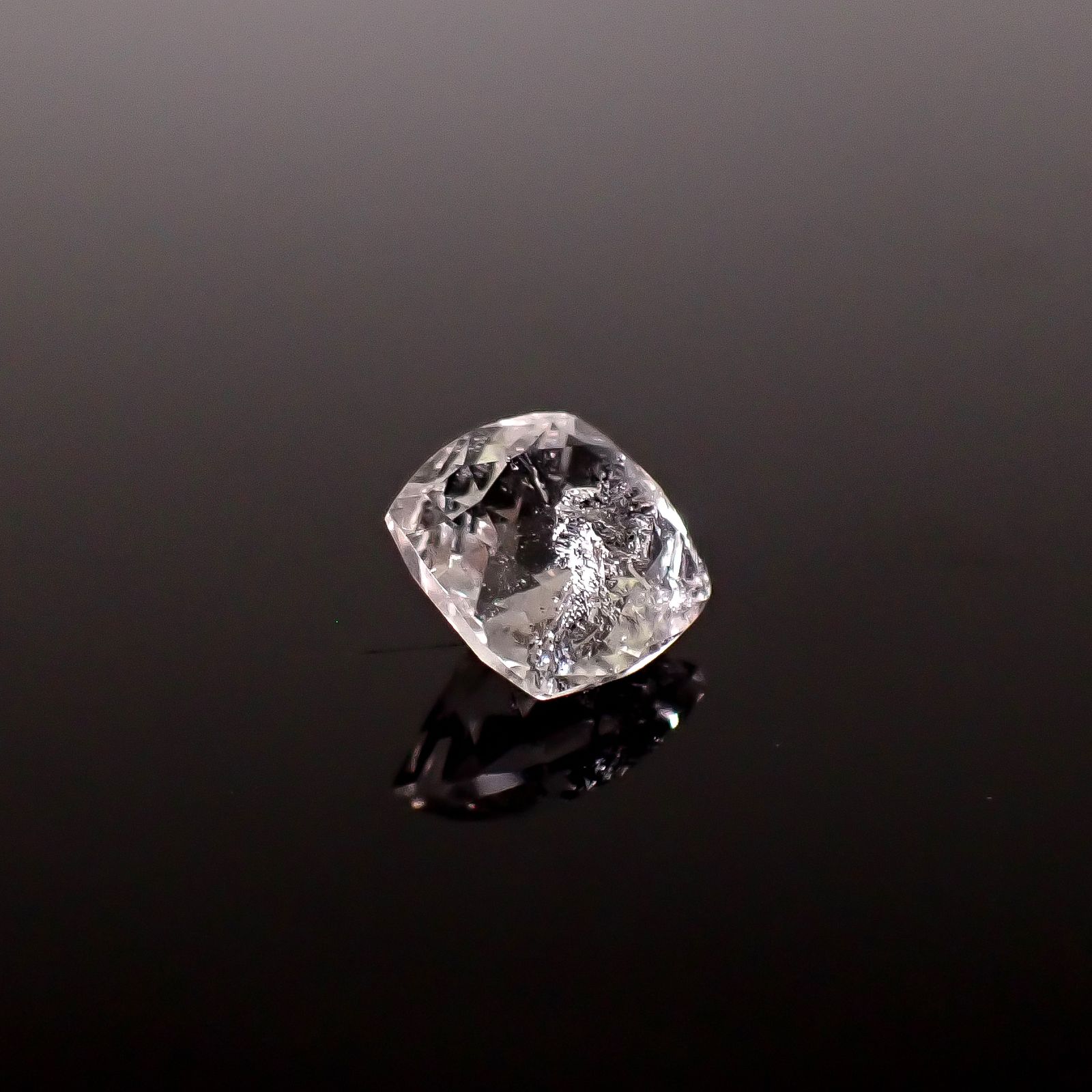 グラファイトインクォーツ ブラジル産 2.61ct / 8.8x8.7mm前後 [260331933]