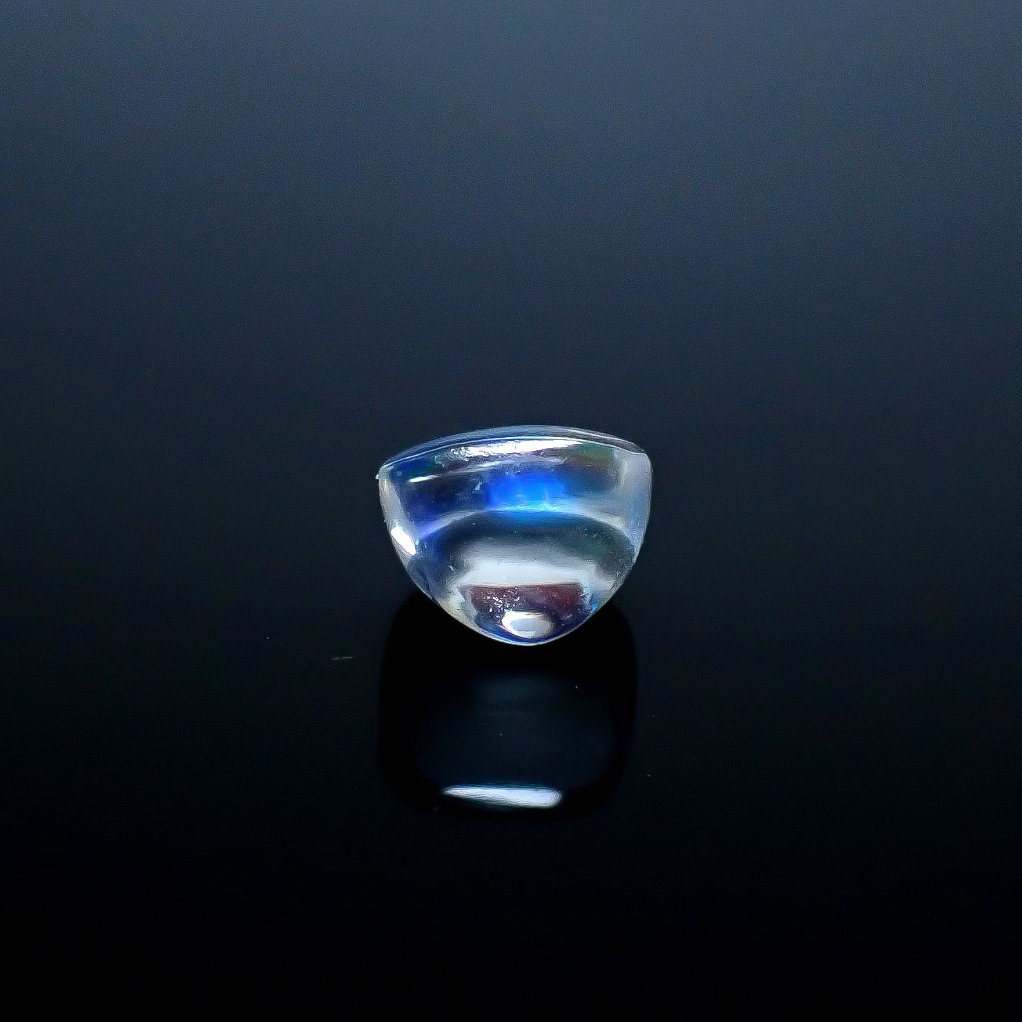 ◇バフトップカット◇レインボームーンストーン(宝石名ラブラドライト)マダガスカル産 ソ付(彩珠) 1.220ct / 6.1x5.8mm前後 [250931032]