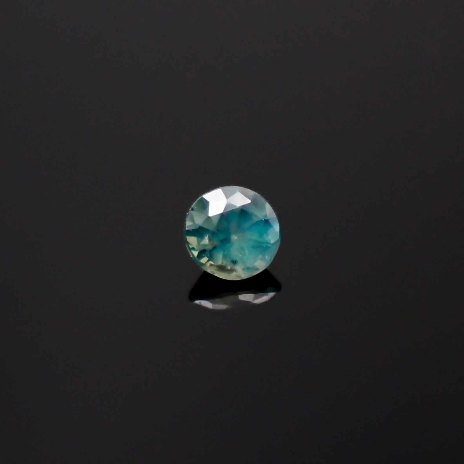シルキーアレキサンドライト ブラジル産/EmeraldMains社製 0.045ct[240527615]2.1x2.1mm前後