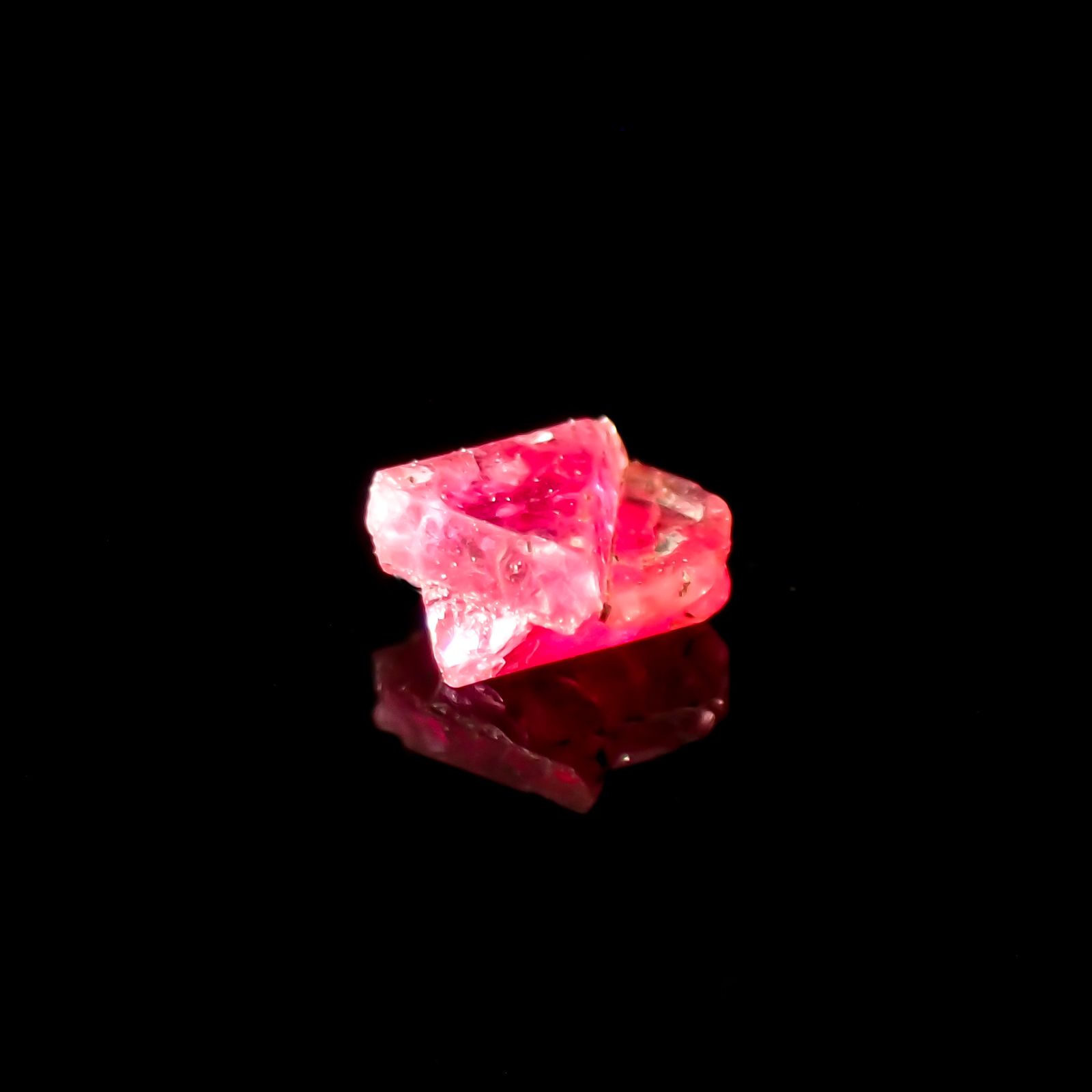 ツインクリスタルスピネル(スピネル式双晶）原石 ビルマ産 0.15ct[231124064]3.5x3.4mm前後