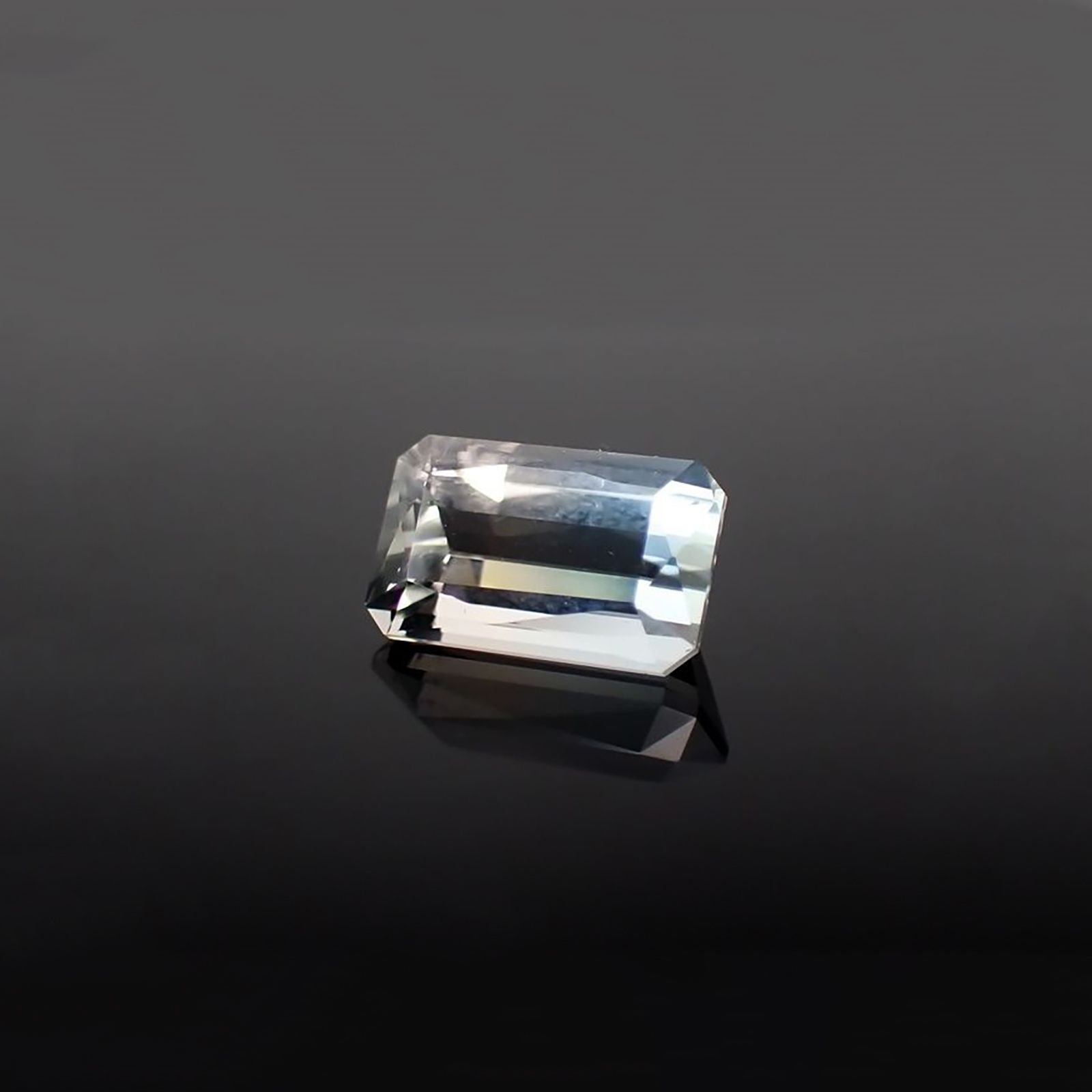 バイカラートパーズ(宝石名バイカラー・トパーズ)ウクライナ産 ソ付(彩珠) 3.736ct / 10.7x6.5mm前後 [221018471]