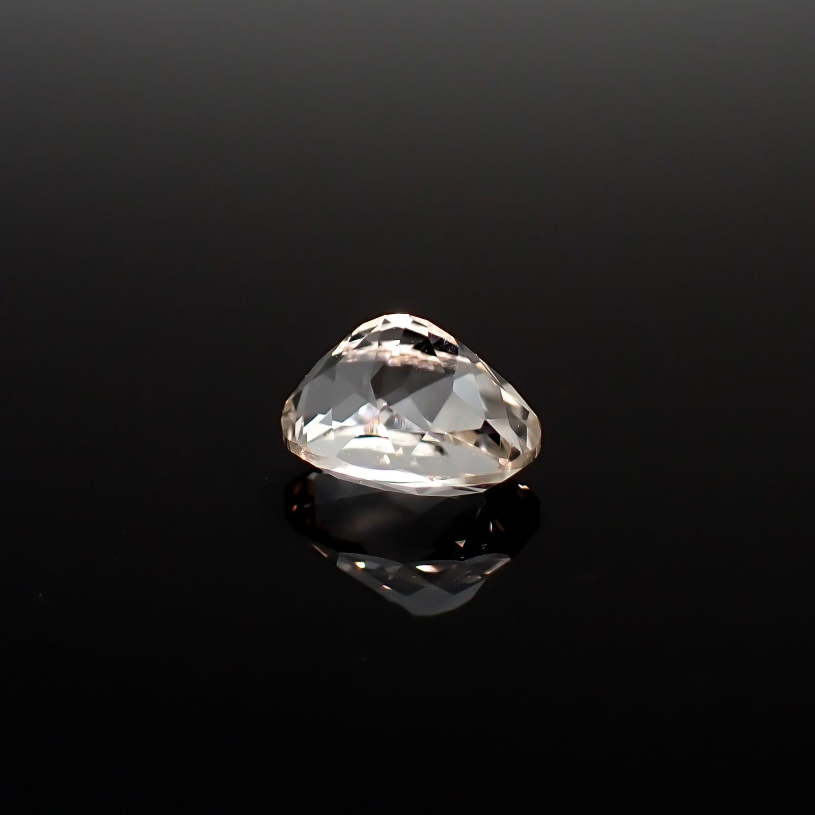 フェナカイト ロシア・マリシェボ鉱山産 1.31ct / 7.6x6mm前後 [260632429]