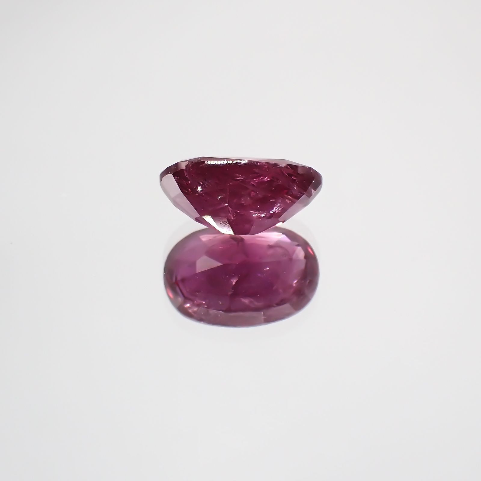 パープルサファイア(宝石名パープル・サファイア) カシミール地方産 1.633ct ソ付(彩珠)[210310235]8.4×5.6mm前後