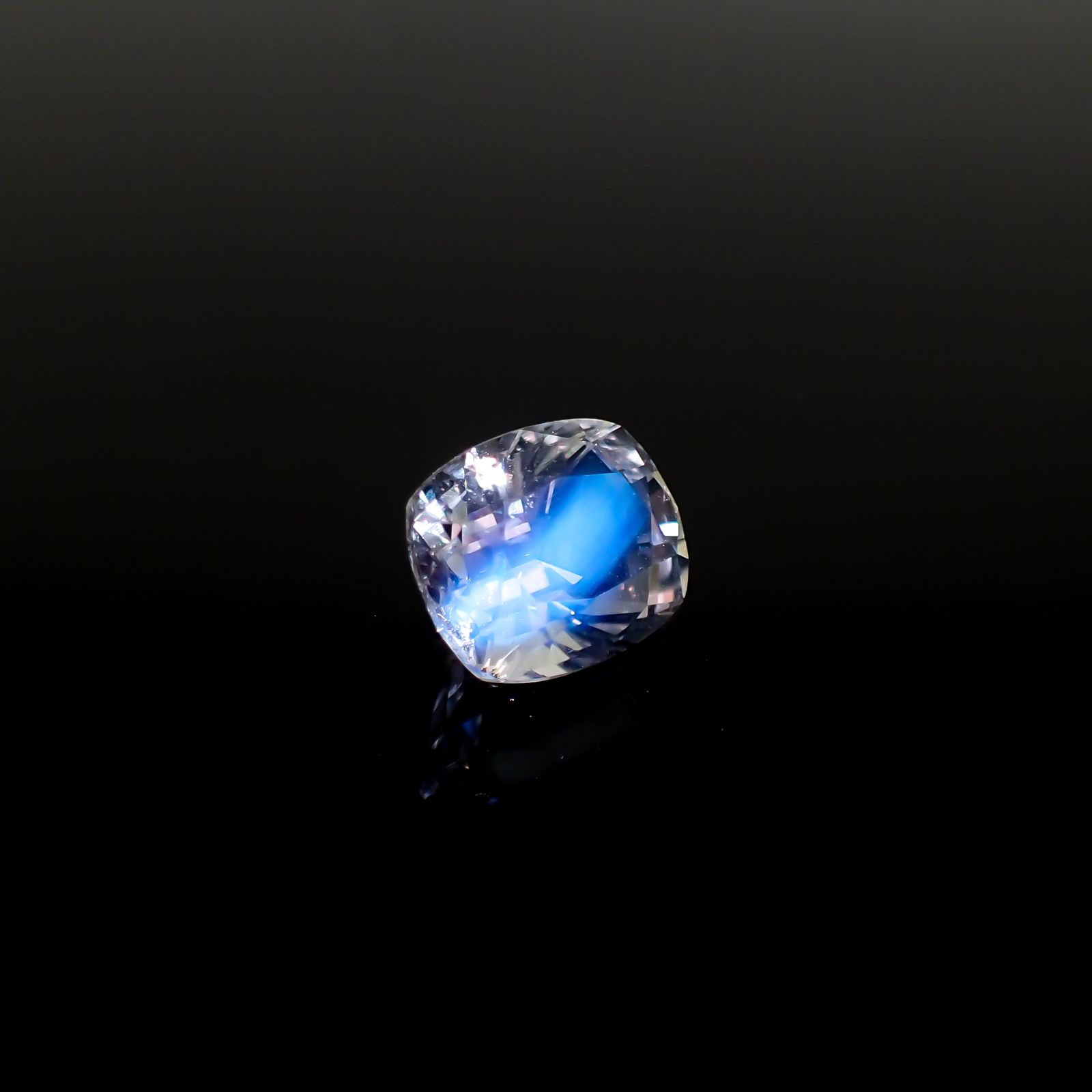 レインボームーンストーン(宝石名ラブラドライト)マダガスカル産 2.526ct ソ付(彩珠)[240326941]9.4x7.4mm前後