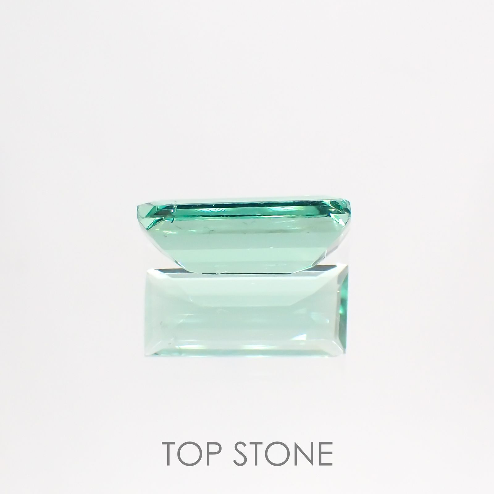 フローライト フルオレッセンス(宝石名フルオライト)イギリス・ロジャリー鉱山産 1.63ct 識別済[211113776]10.4x4.5mm前後