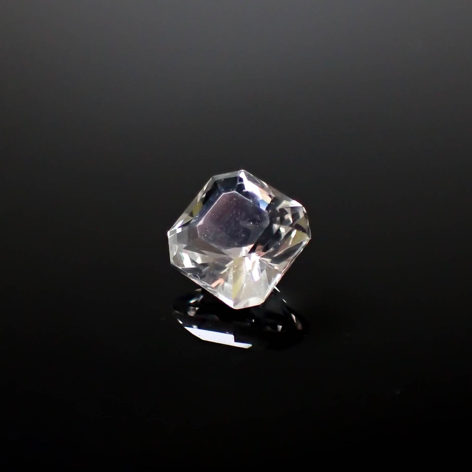 カラーレスフローライト フルオレッセンス イギリス産 2.10ct [250430159]7.3x7.2mm前後