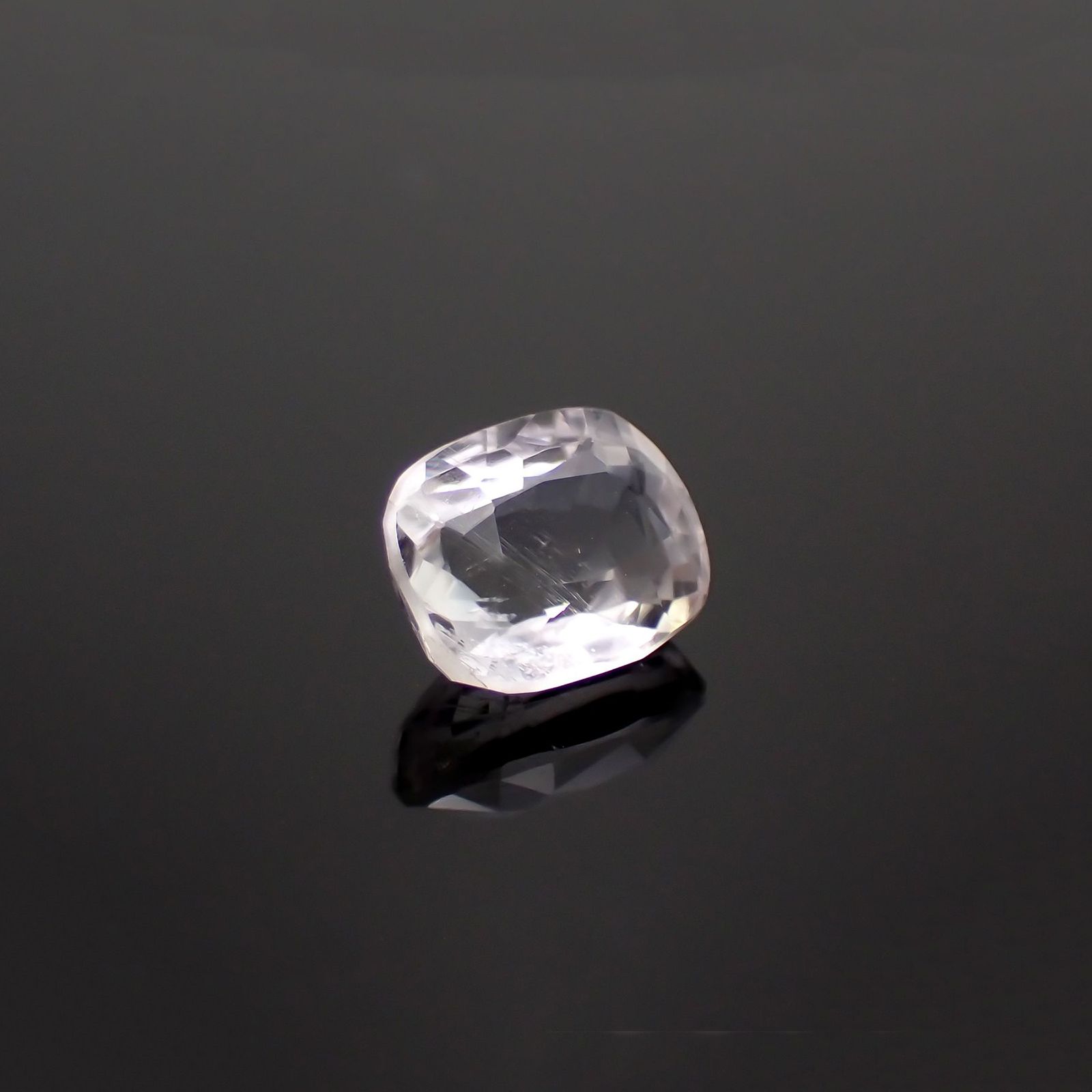 ポードレッタイト カラーレス(宝石名ホワイト・ポードレッタイト)ビルマ産 ソ付(彩珠) 0.903ct / 6.7x5.6mm前後 [260718920]
