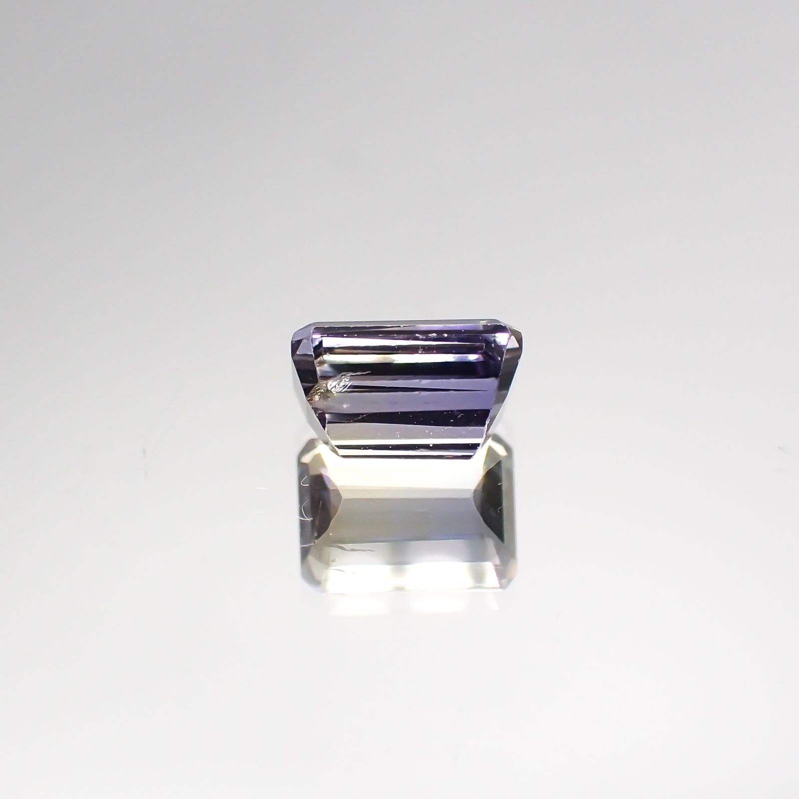 バイカラータンザナイト(宝石名バイカラー・ゾイサイト) タンザニア産 0.887ct ソ付(彩珠)[210711582]5.9×4.3mm前後