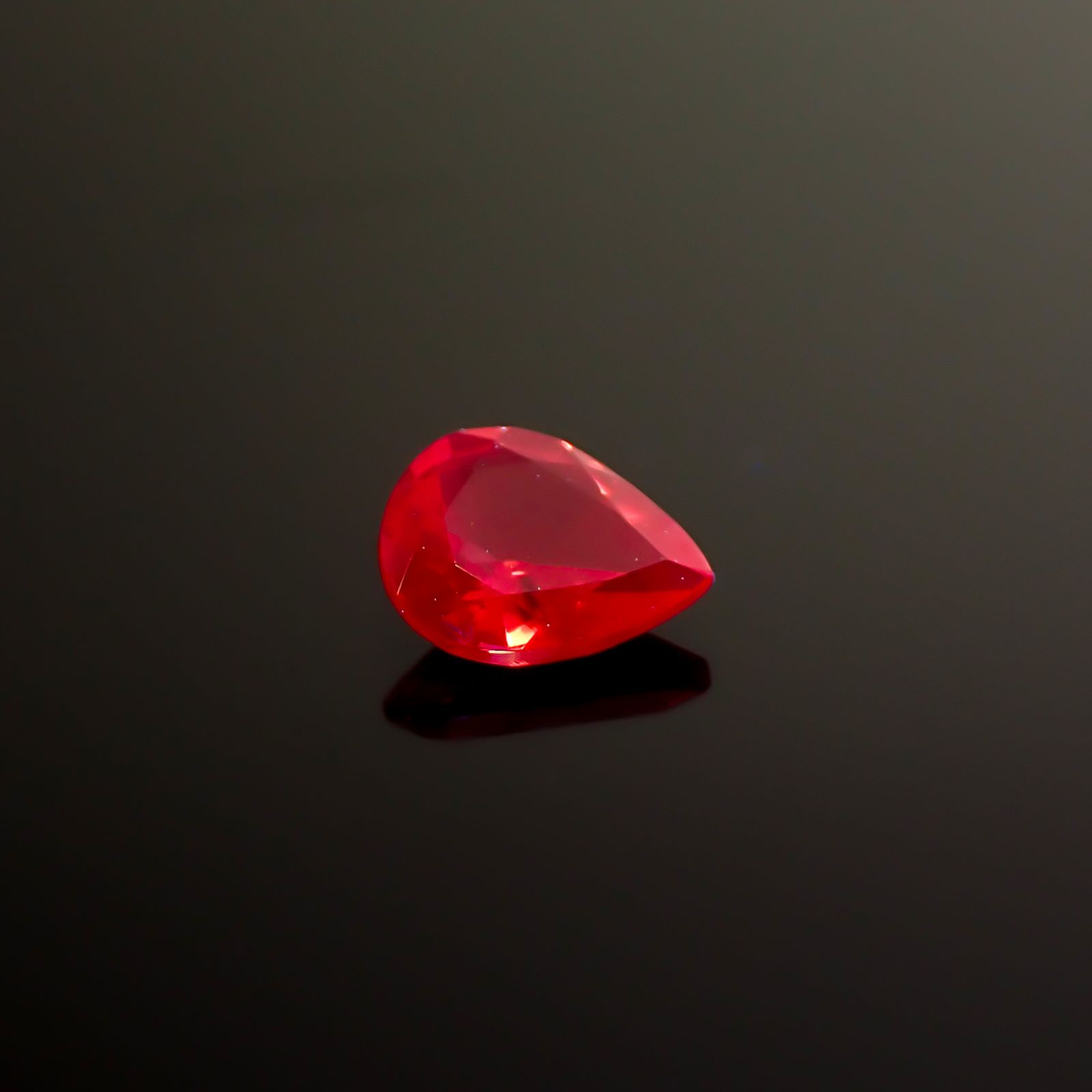 レッドスピネル(宝石名レッド・スピネル)タンザニア産 識別済 0.30ct / 5.1x3.9mm前後 [260732565]