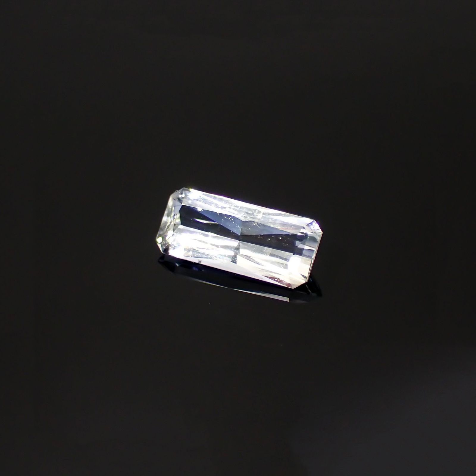 ジェレメジェバイト(宝石名エレメジェバイト)ナミビア産 識別済 0.82ct / 9.2x3.9mm前後 [220616312]