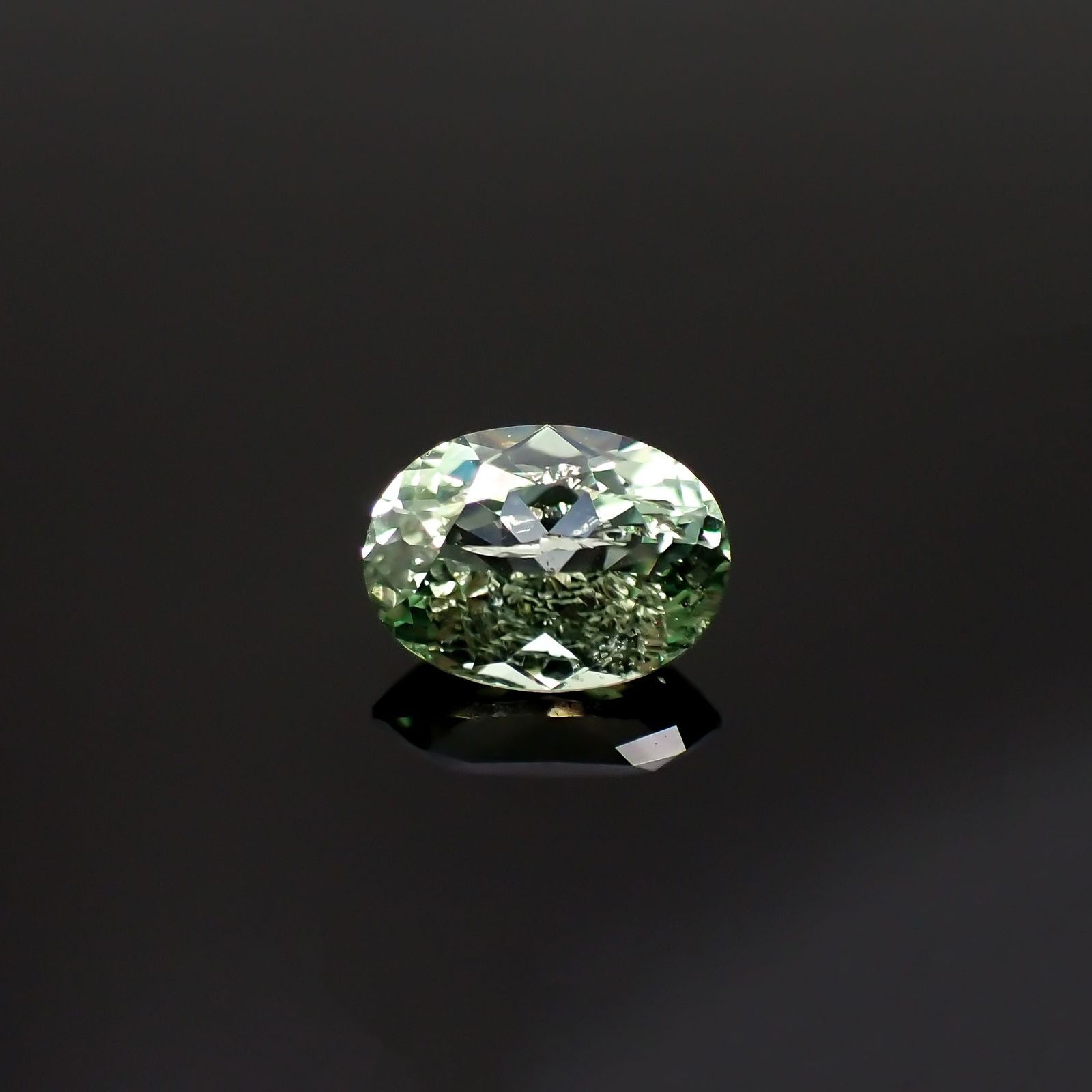 バナジウムコーネルピン(宝石名コーネルピン)タンザニア・タンガ州産 識別済 0.63ct / 6.4x4.7mm前後 [220716760]