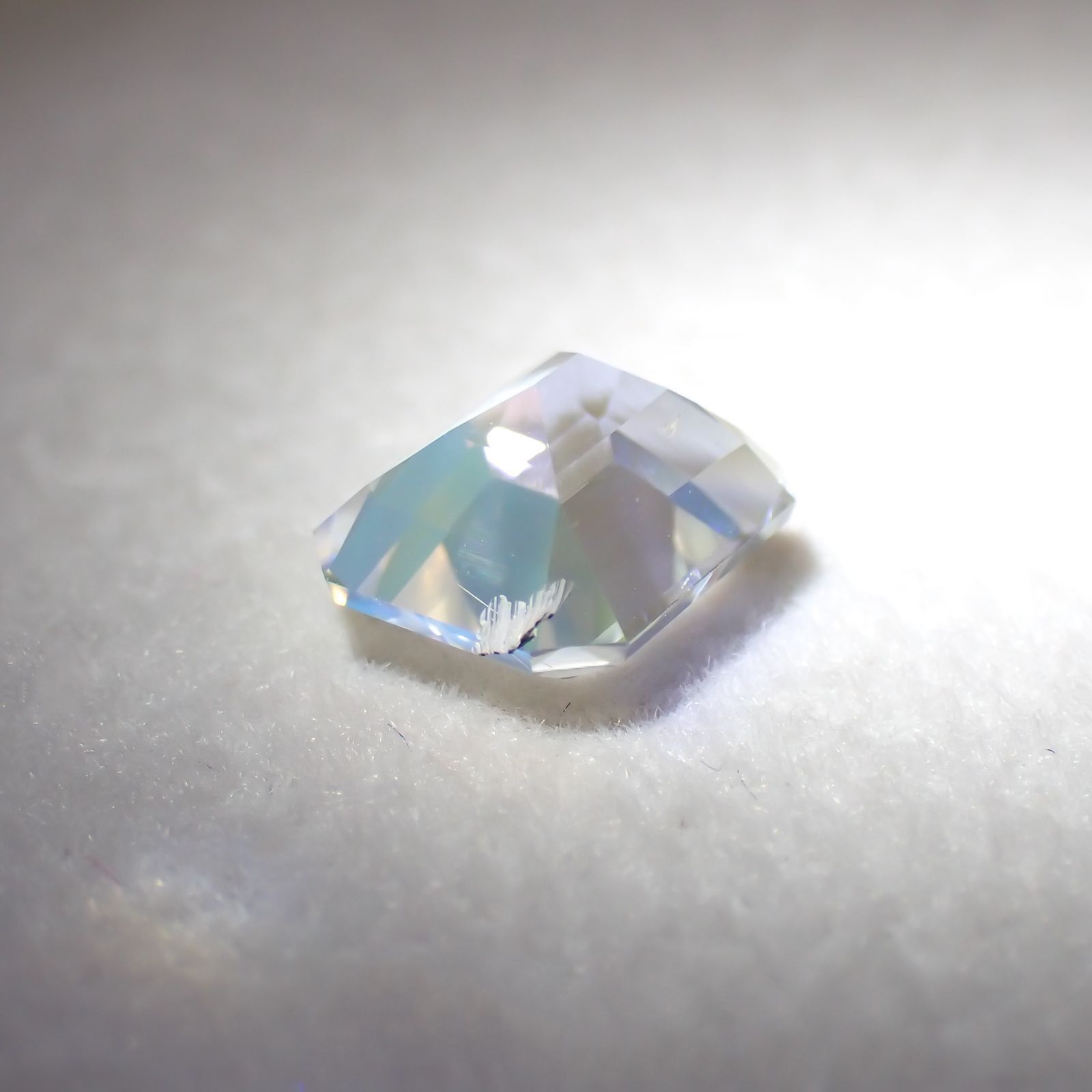 レインボームーンストーン(宝石名ラブラドライト) マダガスカル産 ソ付(彩珠) 1.209ct / 6.9x6.2mm前後 [251210401]