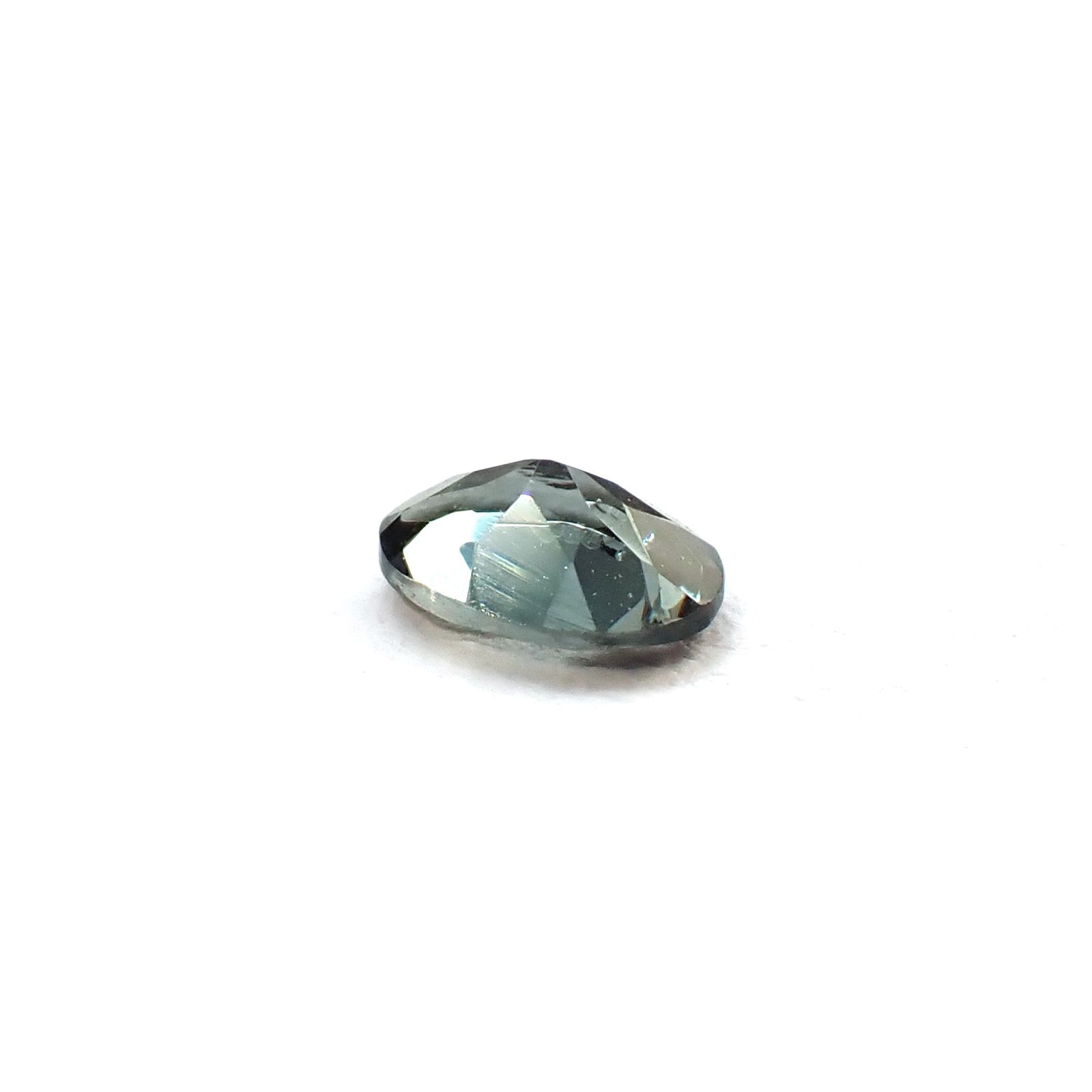 ベキリーブルーガーネット（カラーチェンジガーネット アレキタイプ） マダガスカル・ベキリー産 0.18ct / 4.1x2.9mm前後 [260732454]
