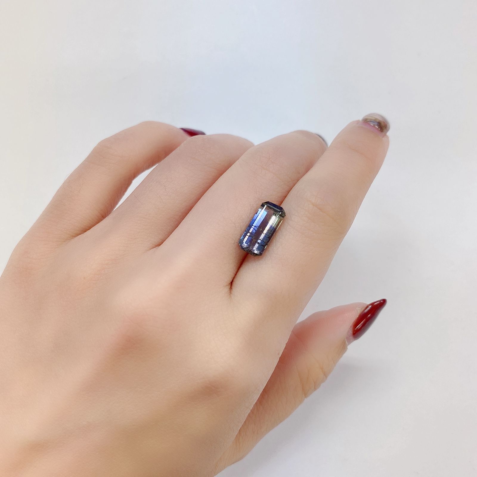 バイカラータンザナイト(宝石名バイカラー・ゾイサイト) タンザニア産 3.272ct ソ付(彩珠)[210410784]13.2×6.2mm前後