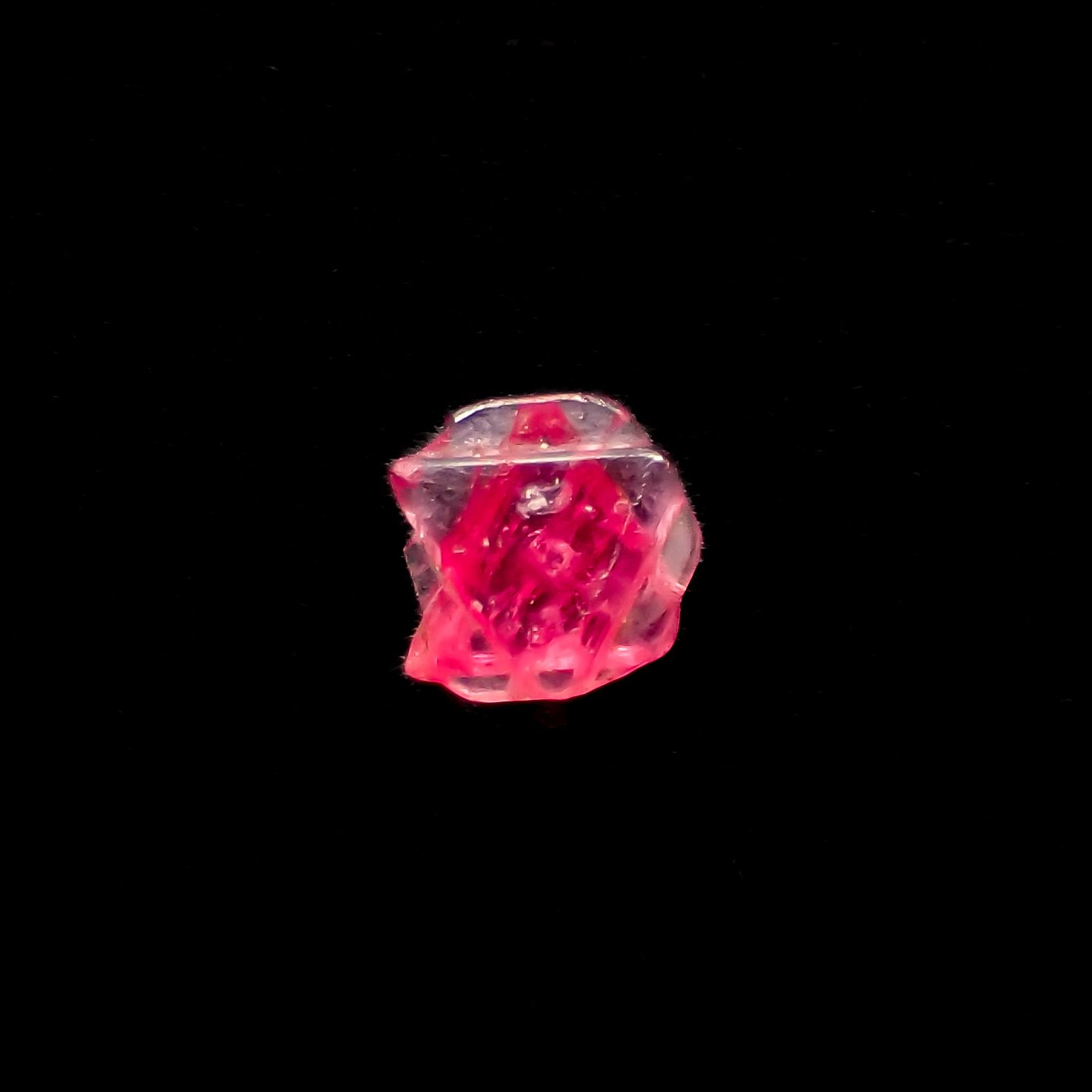 ツインクリスタルスピネル(スピネル式双晶）原石 ビルマ産 0.075ct[231124055]3x3mm前後