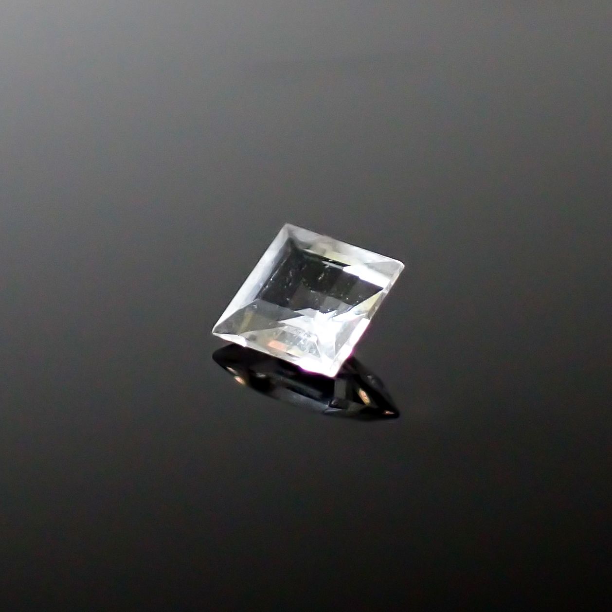 テネブレッセンススキャポライト アフガニスタン産 0.12ct / 3.3x3.1mm前後 [260532262]