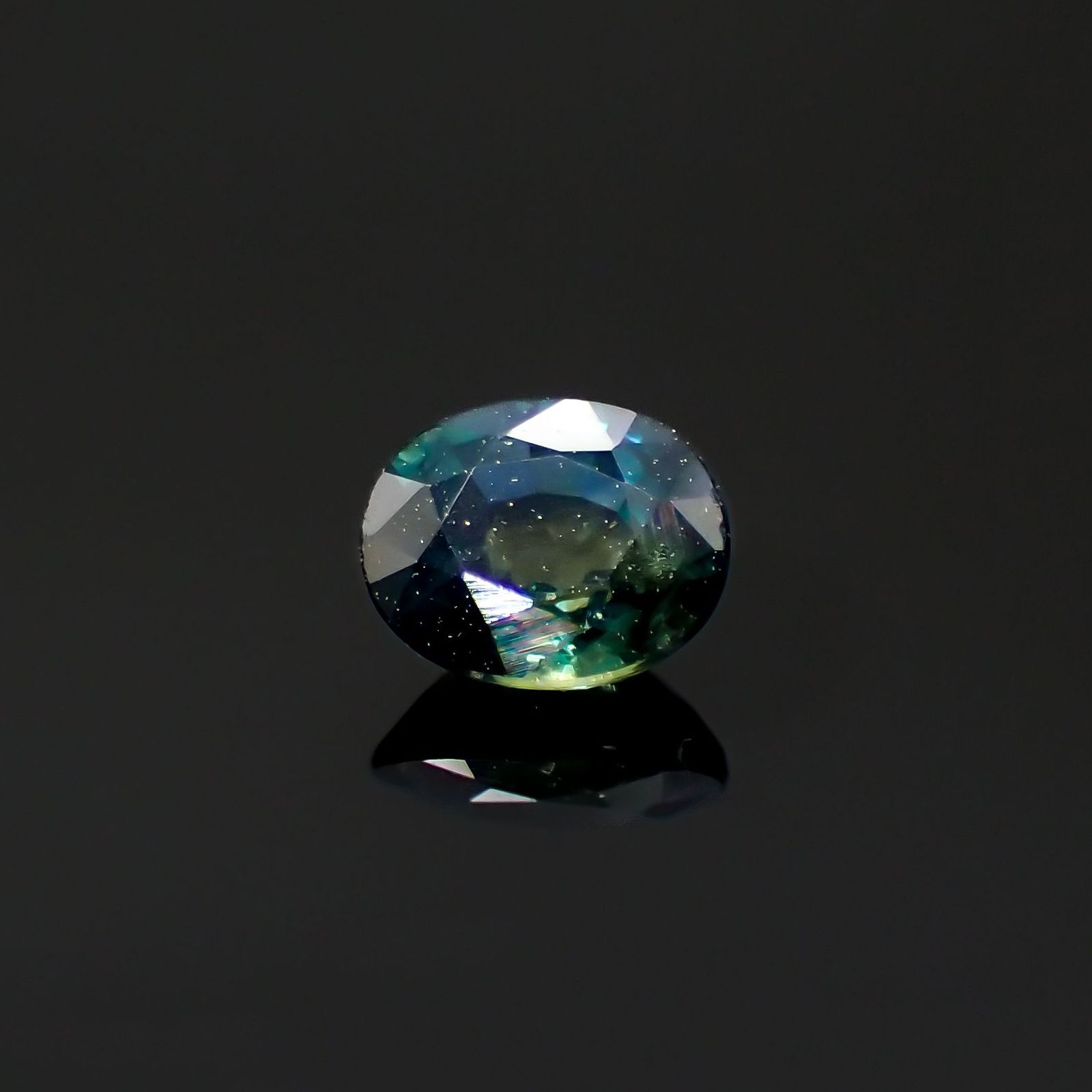 バイカラーサファイア マダガスカル/オーストラリア産 0.48ct / 4.8x3.9mm前後 [221018231]