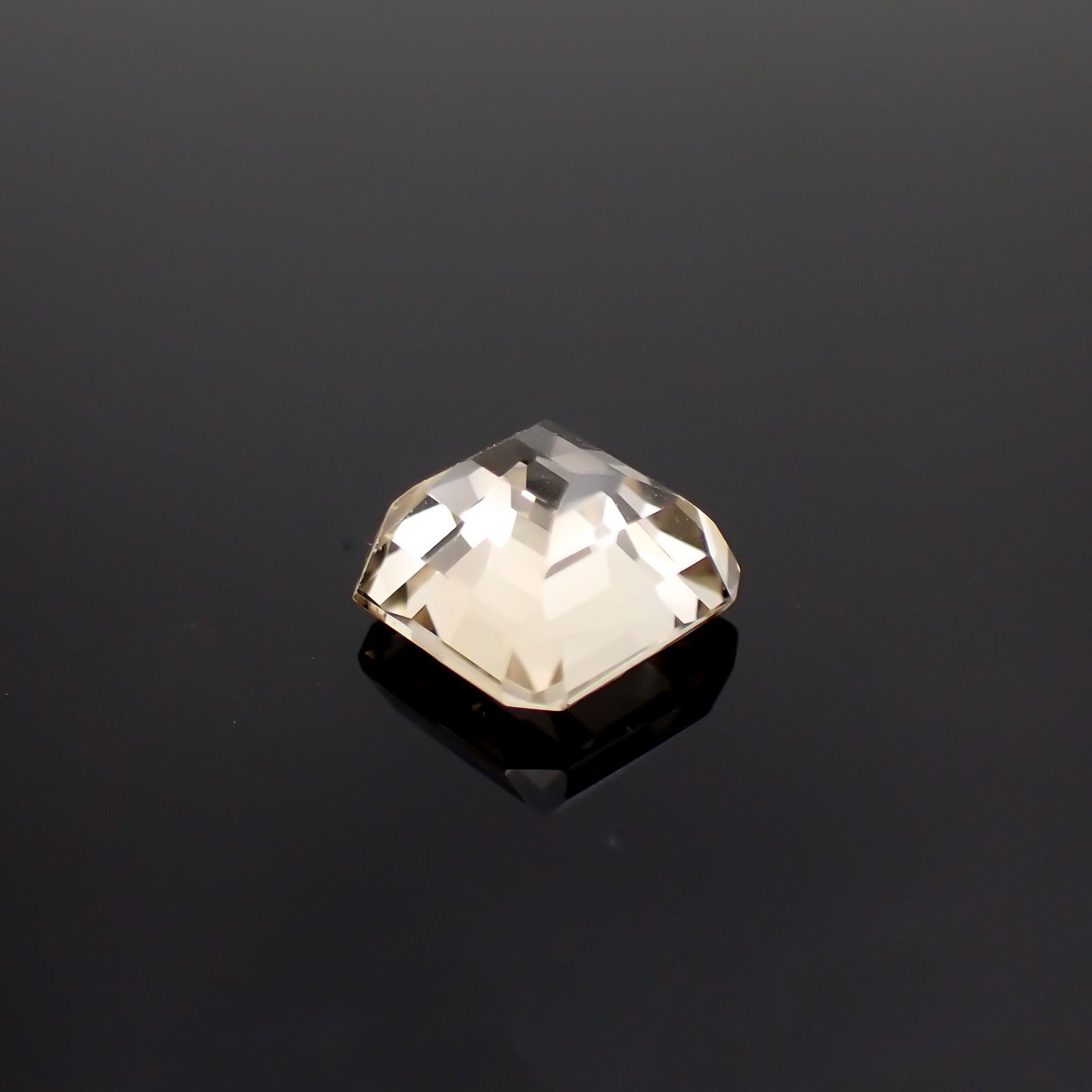 ゴールデンフェナカイト(宝石名イエロー・フェナカイト)ブラジル産 3.170ct ソ付(彩珠)[241018528]8.3x8.3mm前後