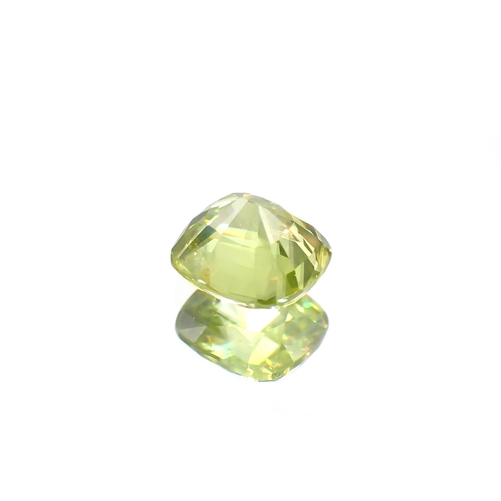 スフェーン(宝石名スフェーン) マダガスカル産 ソ付(彩珠) 0.831ct / 5.7x5mm前後 [210712008]