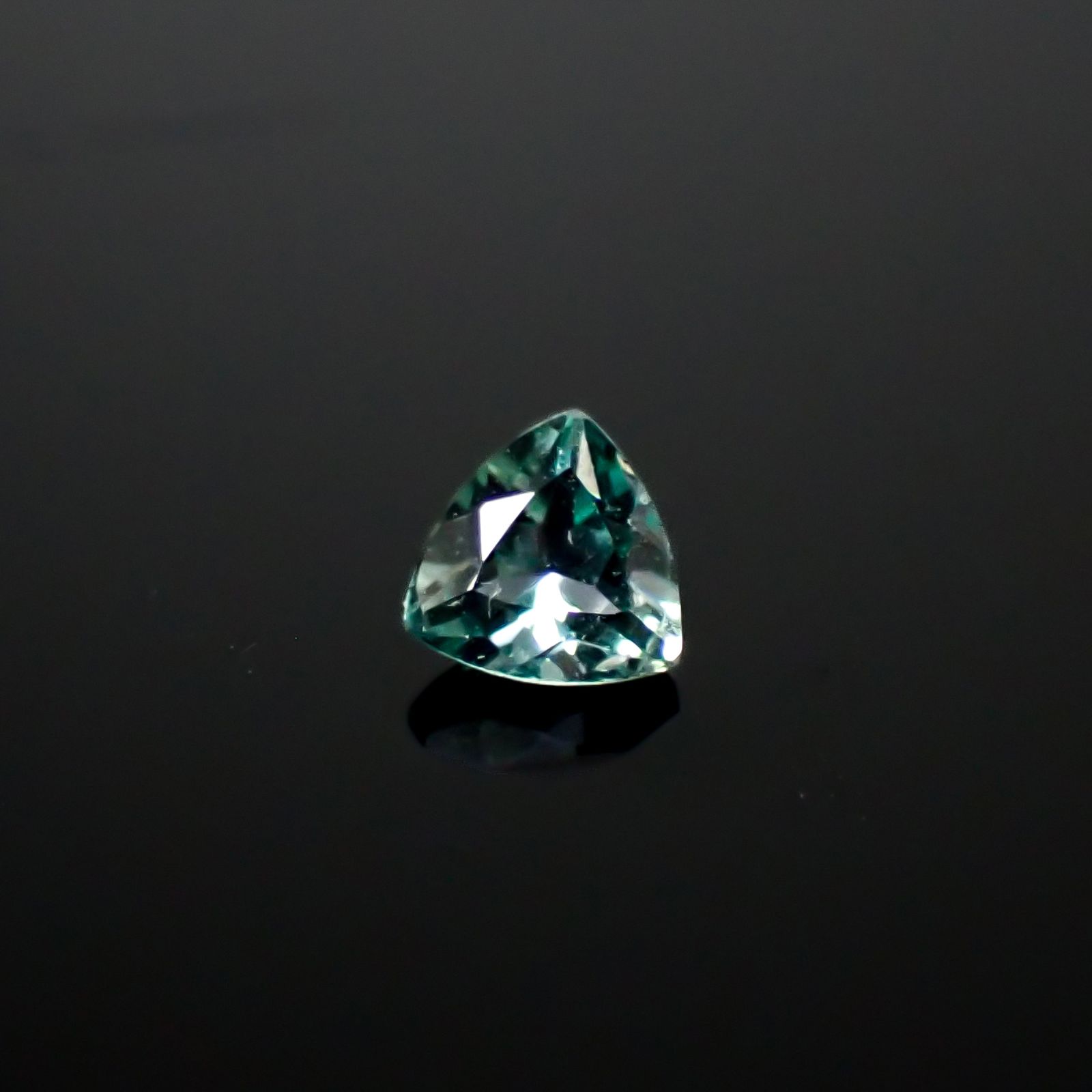 ブルーコーネルピン(宝石名ブルー・コーネルピン)タンザニア産 0.20ct 識別済[240527687]3.7x3.7mm前後