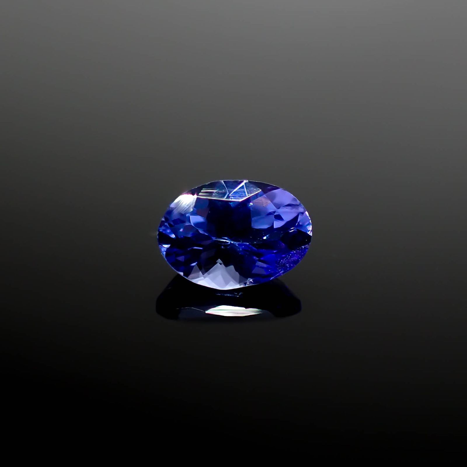 タンザナイト(宝石名タンザナイト)タンザニア産 0.74ct 識別済[240627892]6.7x4.5mm前後