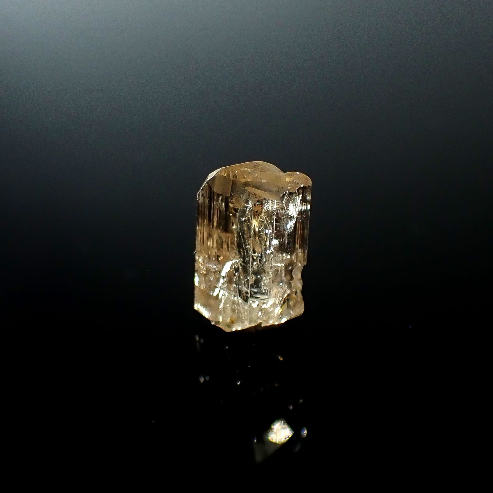 インペリアルトパーズ 原石 ザンビア産 3.45ct / 11x6.9mm前後 [250730941]
