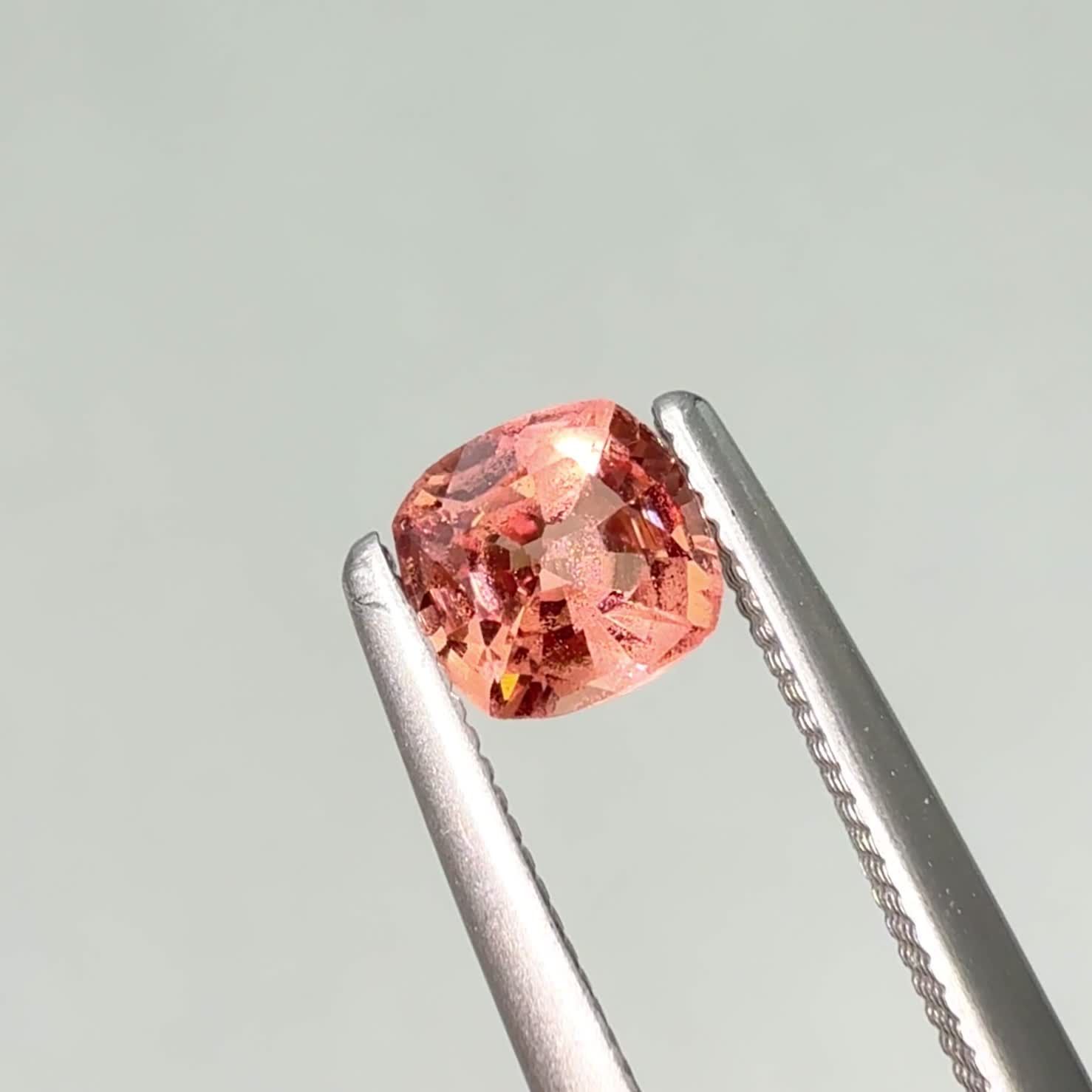 オレンジスピネル(宝石名スピネル)タンザニア産 識別済 0.40ct / 4.5x4