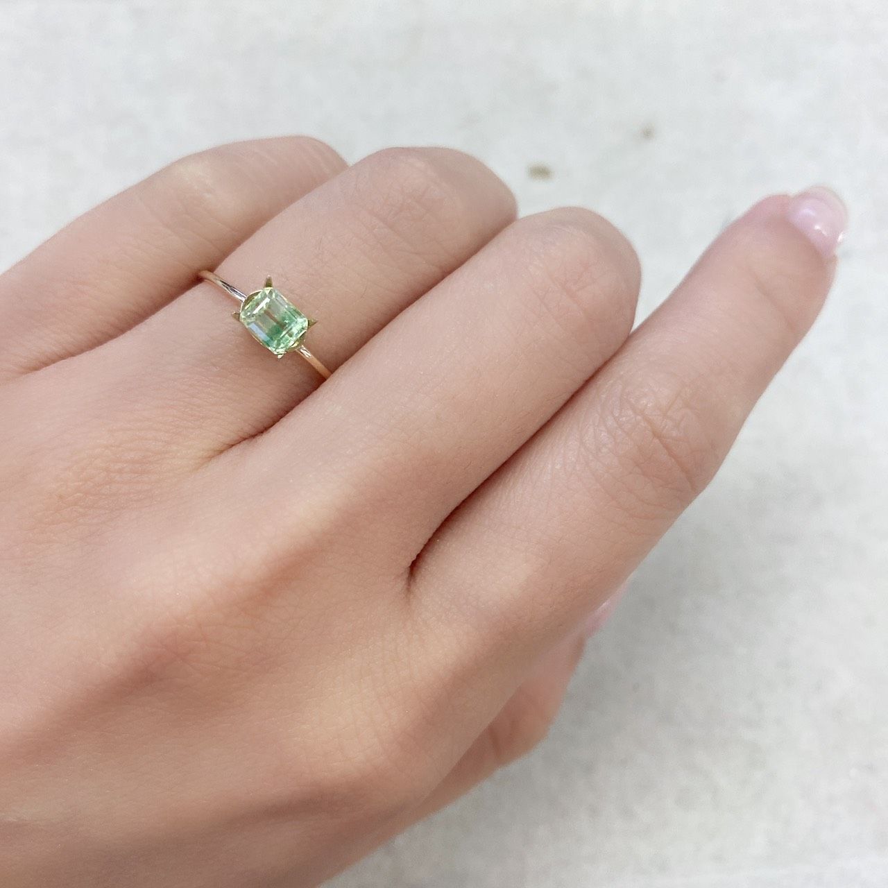 バイカラーツァボライト(宝石名グリーン グロッシュラー・ガーネット) タンザニア産 0.76ct 識別済[210711574]5.1×4.2mm前後