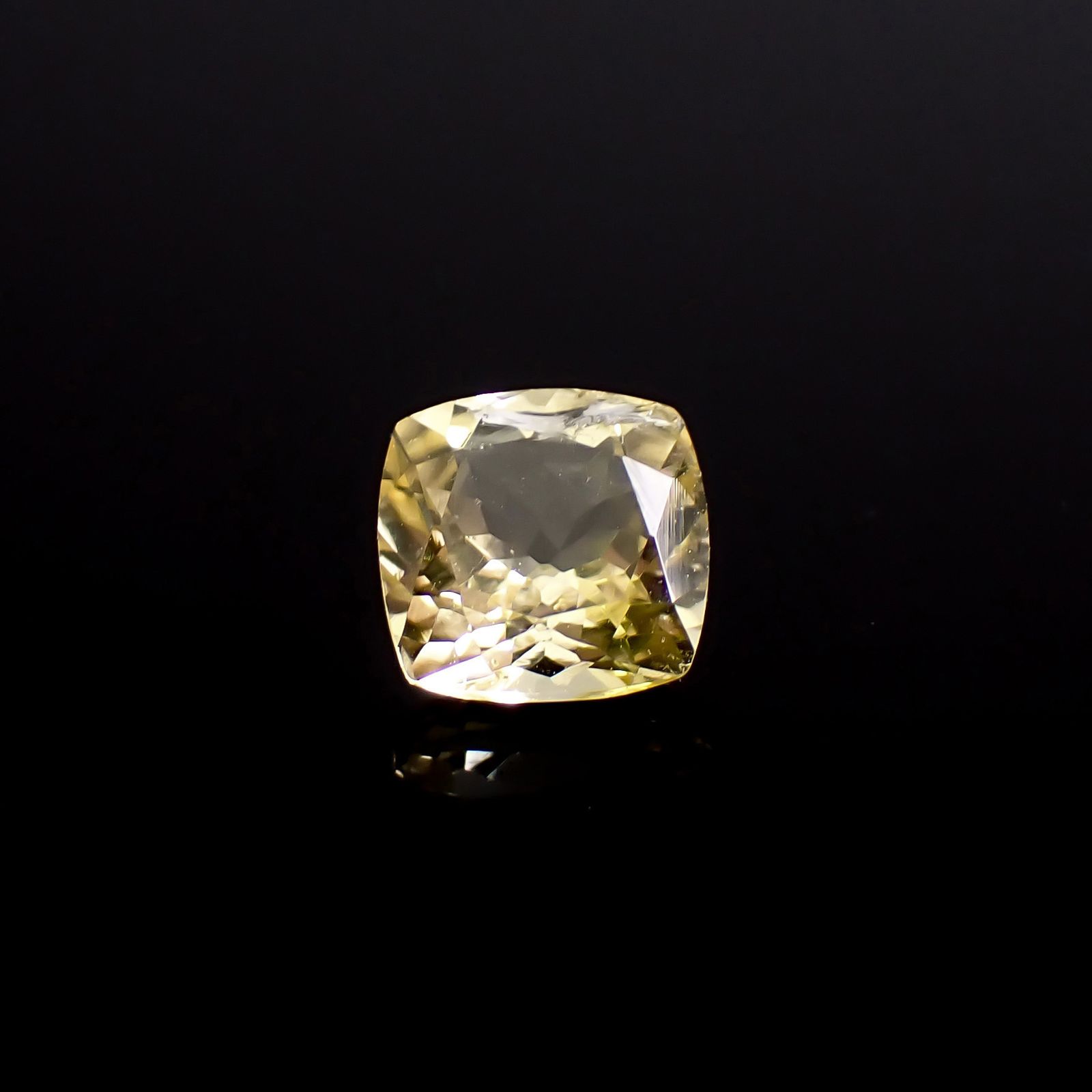 イエロートルマリン モザンビーク/コンゴ産 1.39ct / 7.1x7mm前後 [260933190]