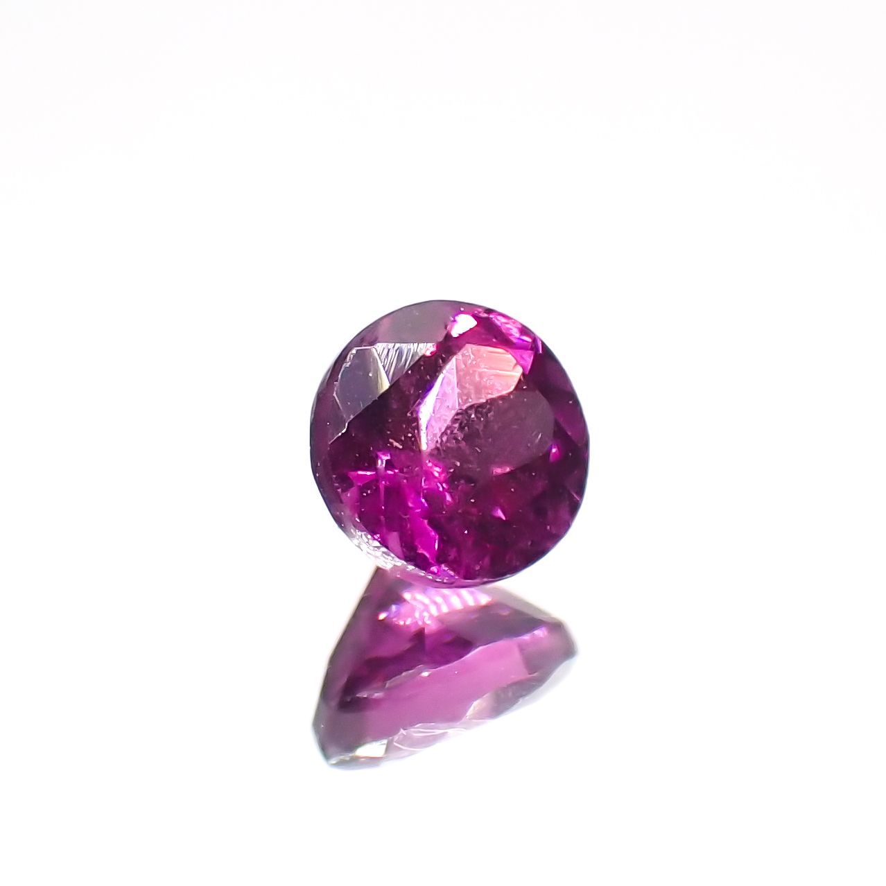 マラヤガーネット(宝石名ガーネット)タンザニア産 0.40ct 識別済[230823051]4x3.9mm前後