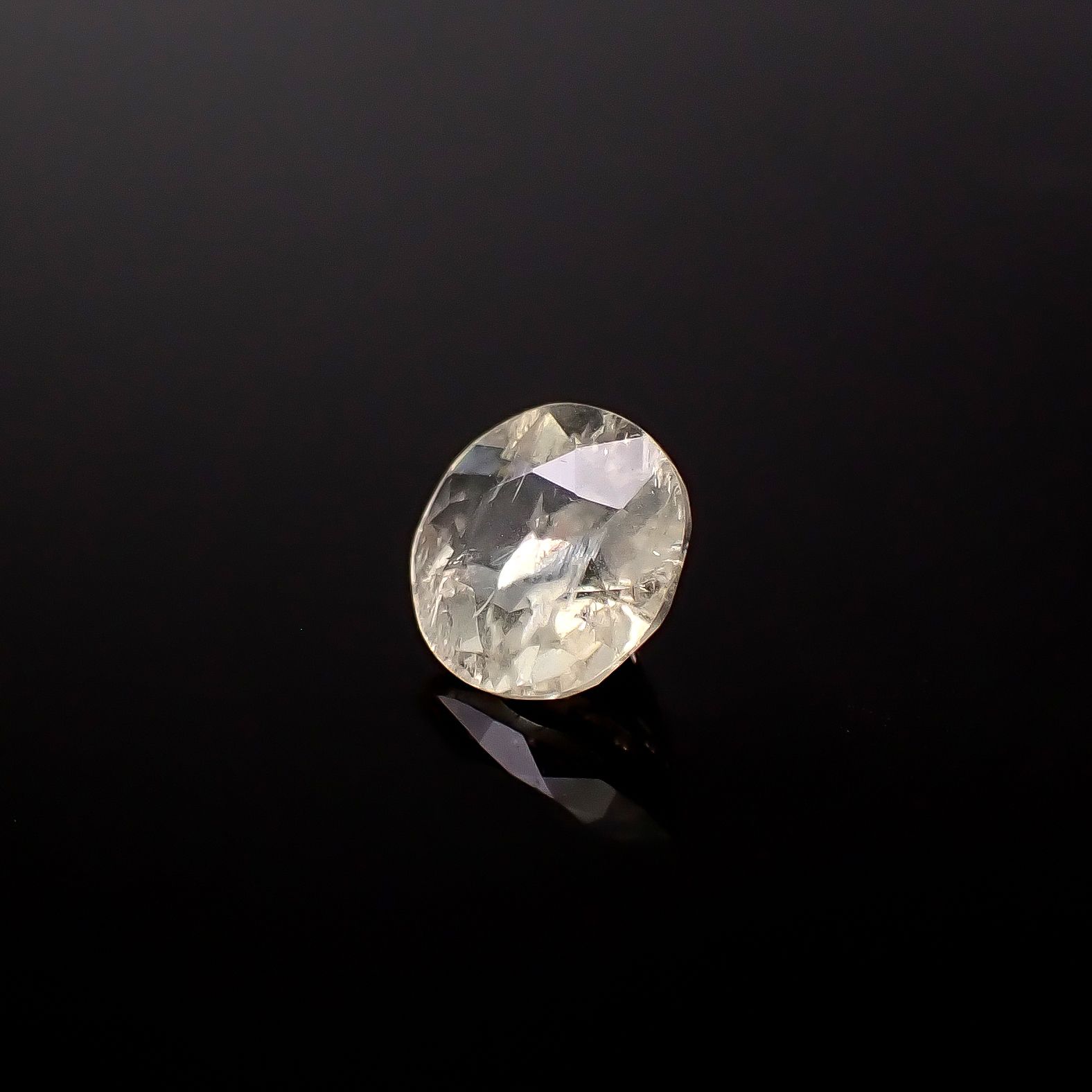 リューサイト 遊色効果あり イタリア産 1.14ct / 7.3x7.2mm前後 [260131554]