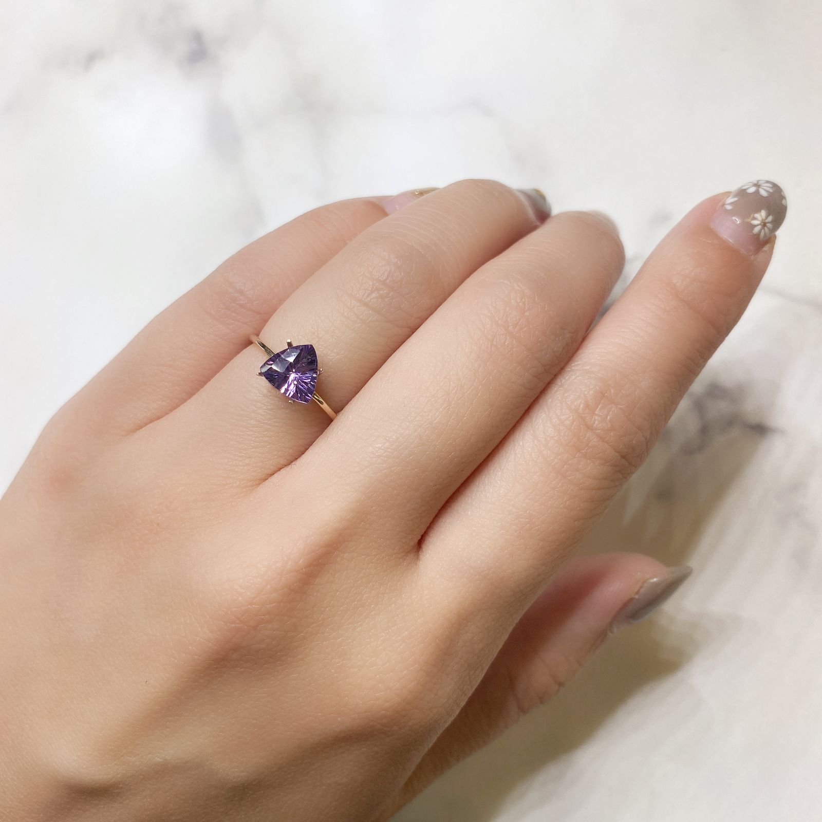 ◇チェッカーコンケーブカット◇アメジスト(宝石名アメシスト) ブラジル産 1.00ct 識別済[211013019]7×6.9mm前後