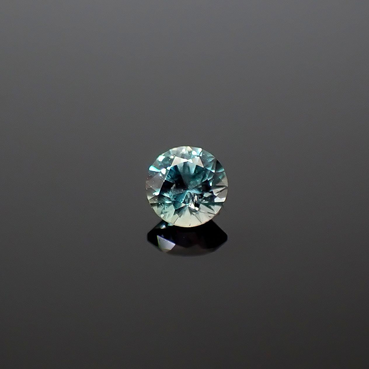 アレキサンドライト ロシア産 0.086ct / 2.6x2.6mm前後 [260532152]