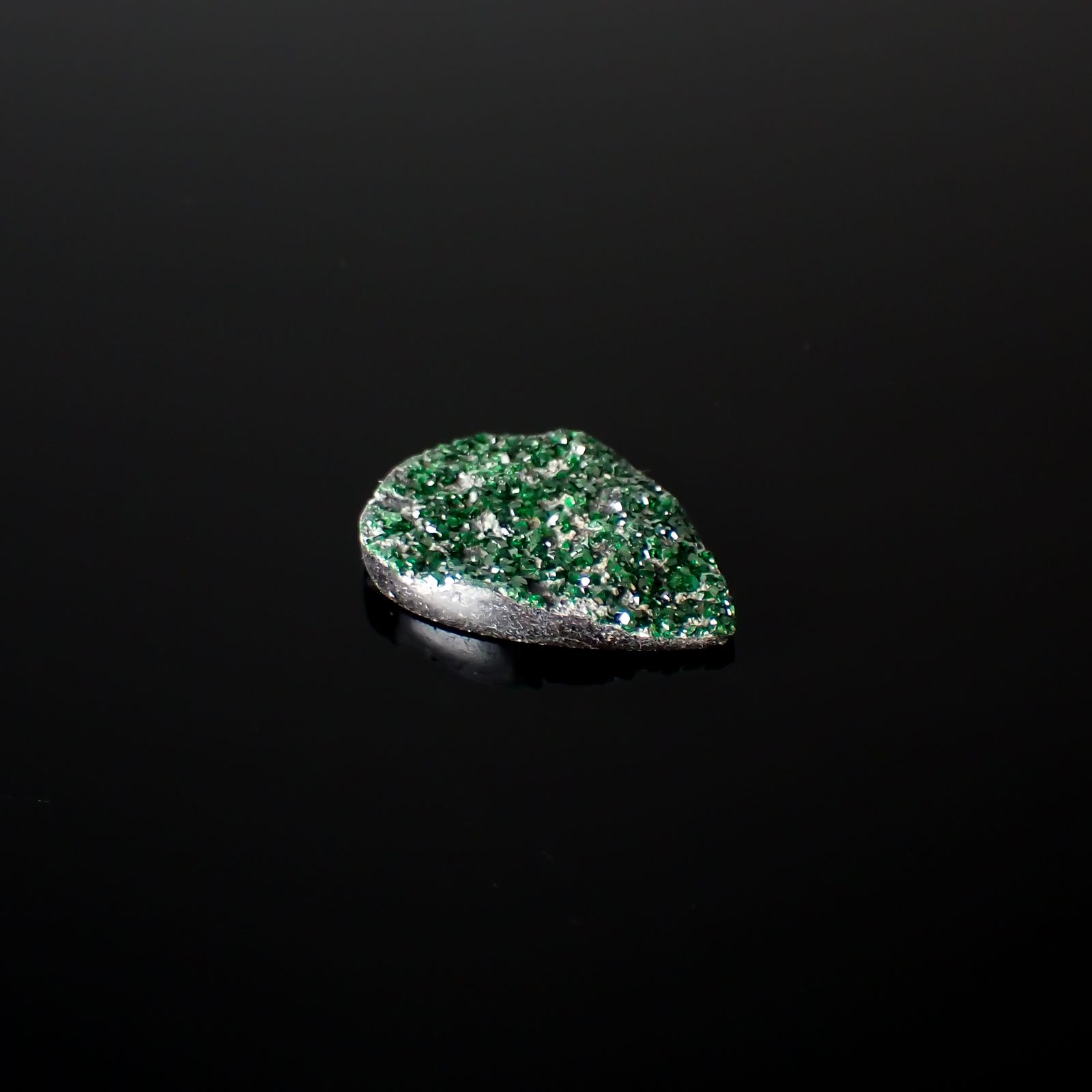 ウバロバイト 原石 ロシア産 10.91ct[240326446]21.9x16.7mm前後