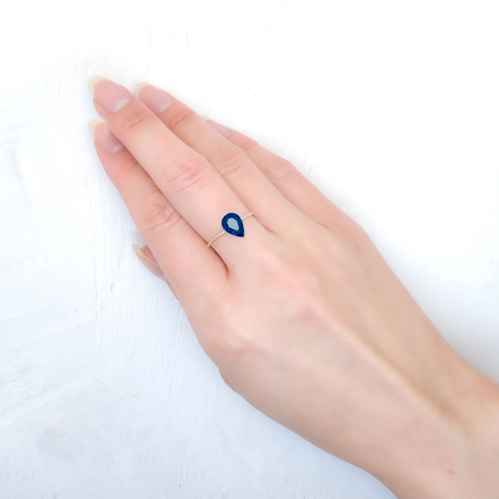 アウイナイト フルオレッセンス ドイツ産 1.17ct / 8.4x6mm前後 [251231541]