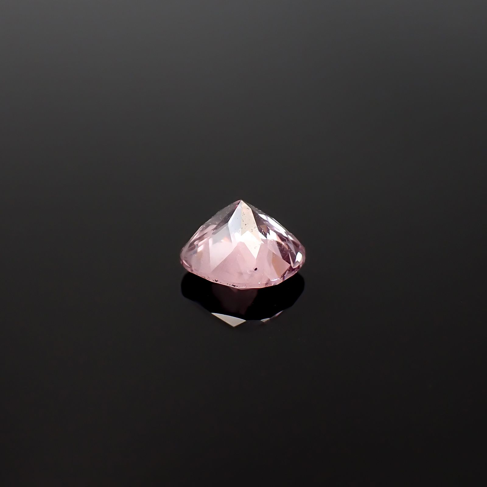 ドラゴンガーネット(宝石名パイロープ スペサルティン・ガーネット)タンザニア産 彩珠鑑付 1.514ct / 6.85x6.38mm前後 [260532236]