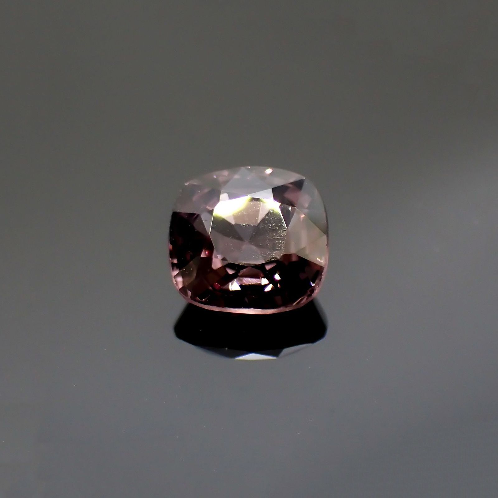 パープルスピネル(宝石名スピネル)ビルマ産 識別済 1.41ct / 6.7x6.5mm前後 [231124302]