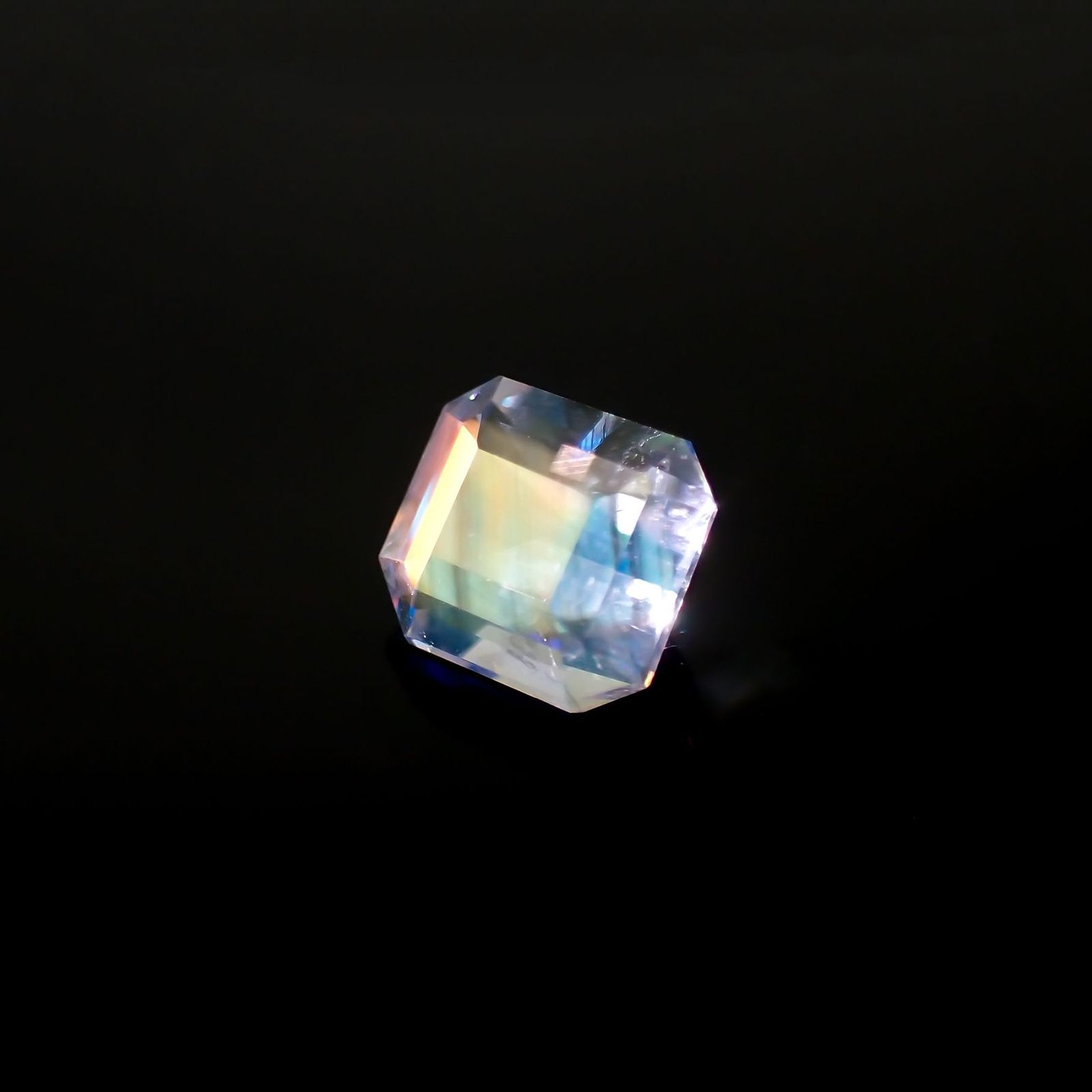 レインボームーンストーン(宝石名ラブラドライト)マダガスカル産 識別済 0.68ct / 5.6x5mm前後 [251213738]