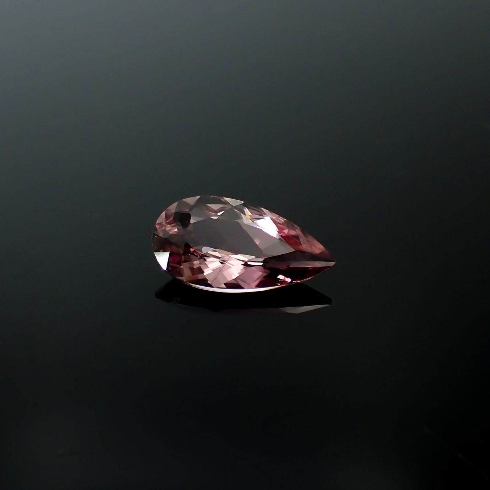 カラーシフト ピンクダイアスポア アフガニスタン産 5.88c / 17.8x9.1mm前後 [240326385]