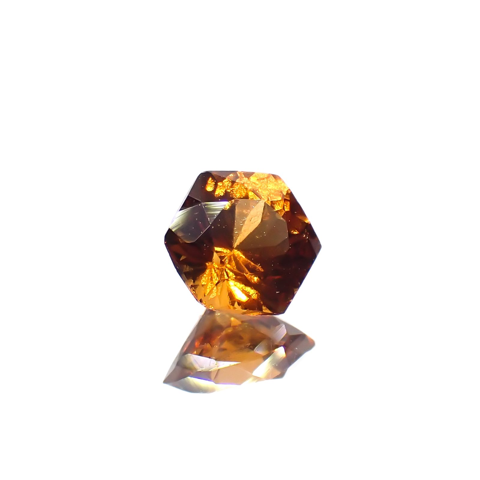 ◇ヘキサゴンカット◇ヘソナイトガーネット(宝石名ガーネット)スリランカ産 0.73ct 識別済[230421611]5.1x5mm前後