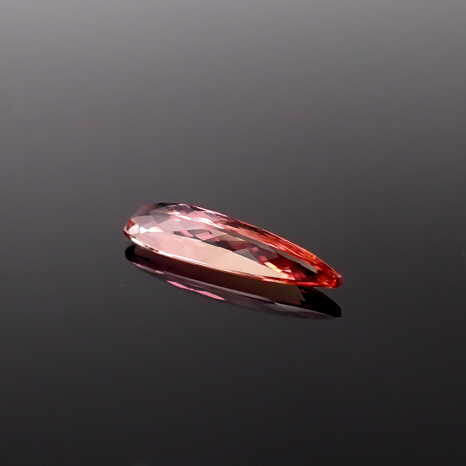 インペリアルトパーズ ブラジル産 3.38ct / 21x5.5mm前後 [260131602]