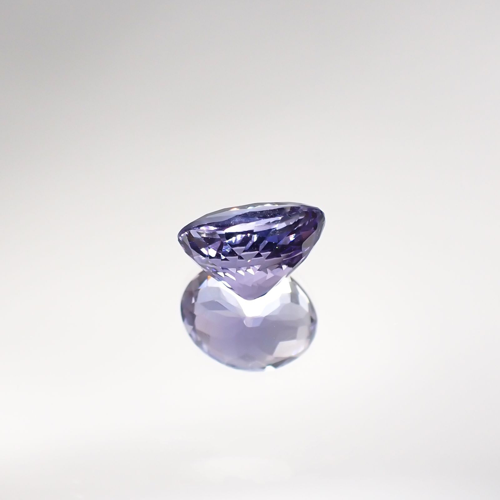 バイカラータンザナイト(宝石名タンザナイト) タンザニア産 1.928ct ソ付(彩珠)[210711832]8.4×6.6mm前後