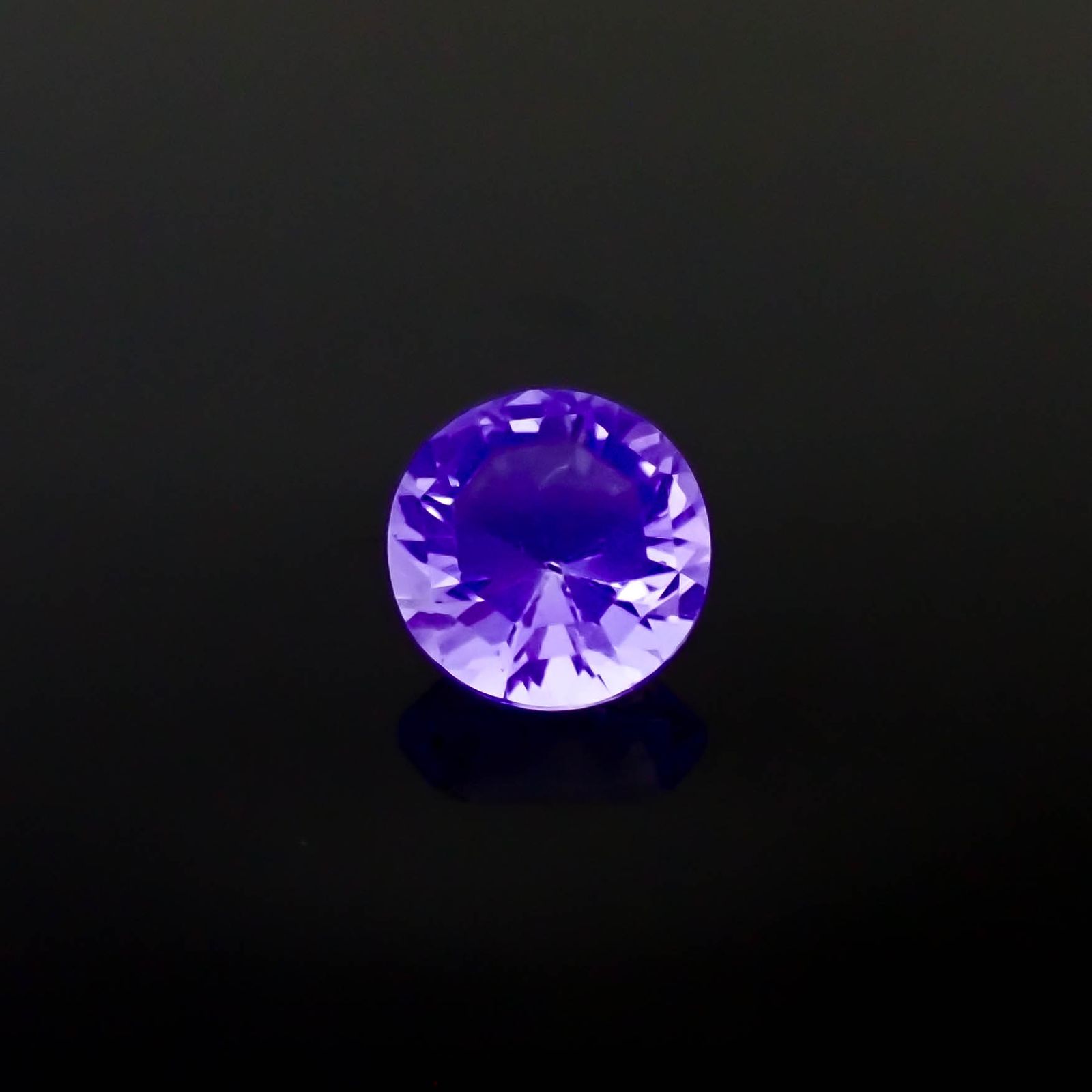 カラーレスフローライト フルオレッセンス イギリス産 2.67ct [250430154]8.4x8.3mm前後