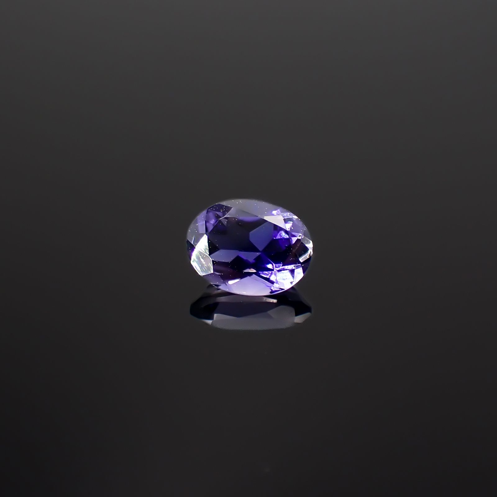 アイオライト タンザニア産 1.13ct / 8.1x6.2mm前後 [260231748]