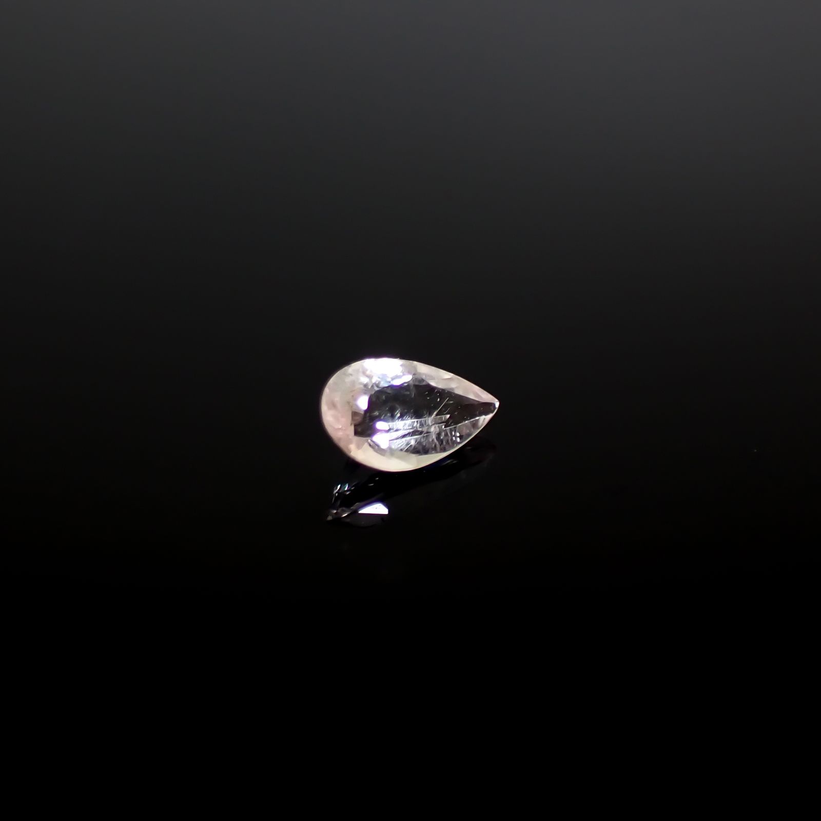 ピンクユークレース(宝石名ピンク・ユークレース)ブラジル産 ソ付(彩珠) 0.110ct / 4.2x2.6mm前後 [260532231]