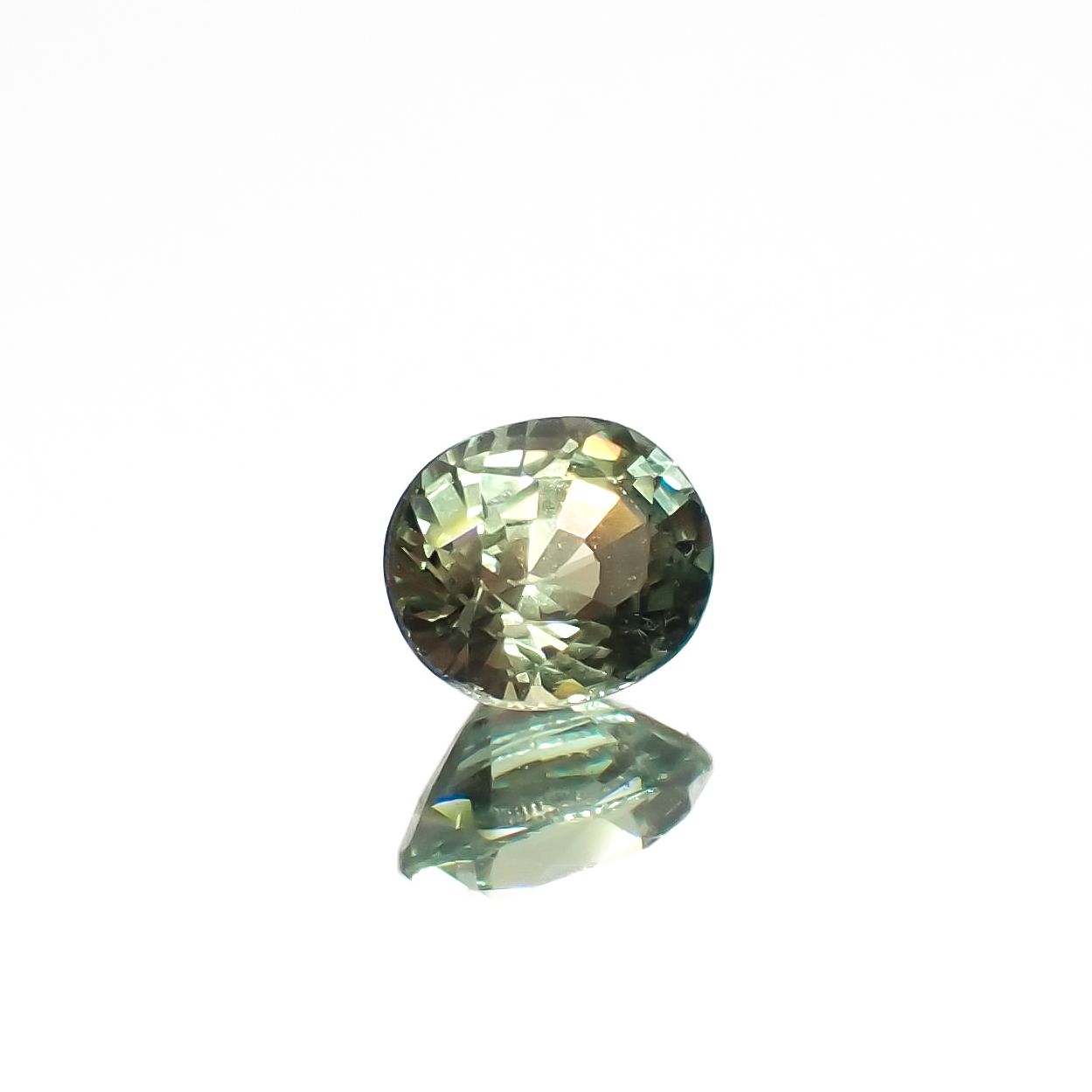 アレキサンドライト(宝石名アレキサンドライト)タンザニア産 0.39ct 識別済[230321353]4.5x3.8mm前後