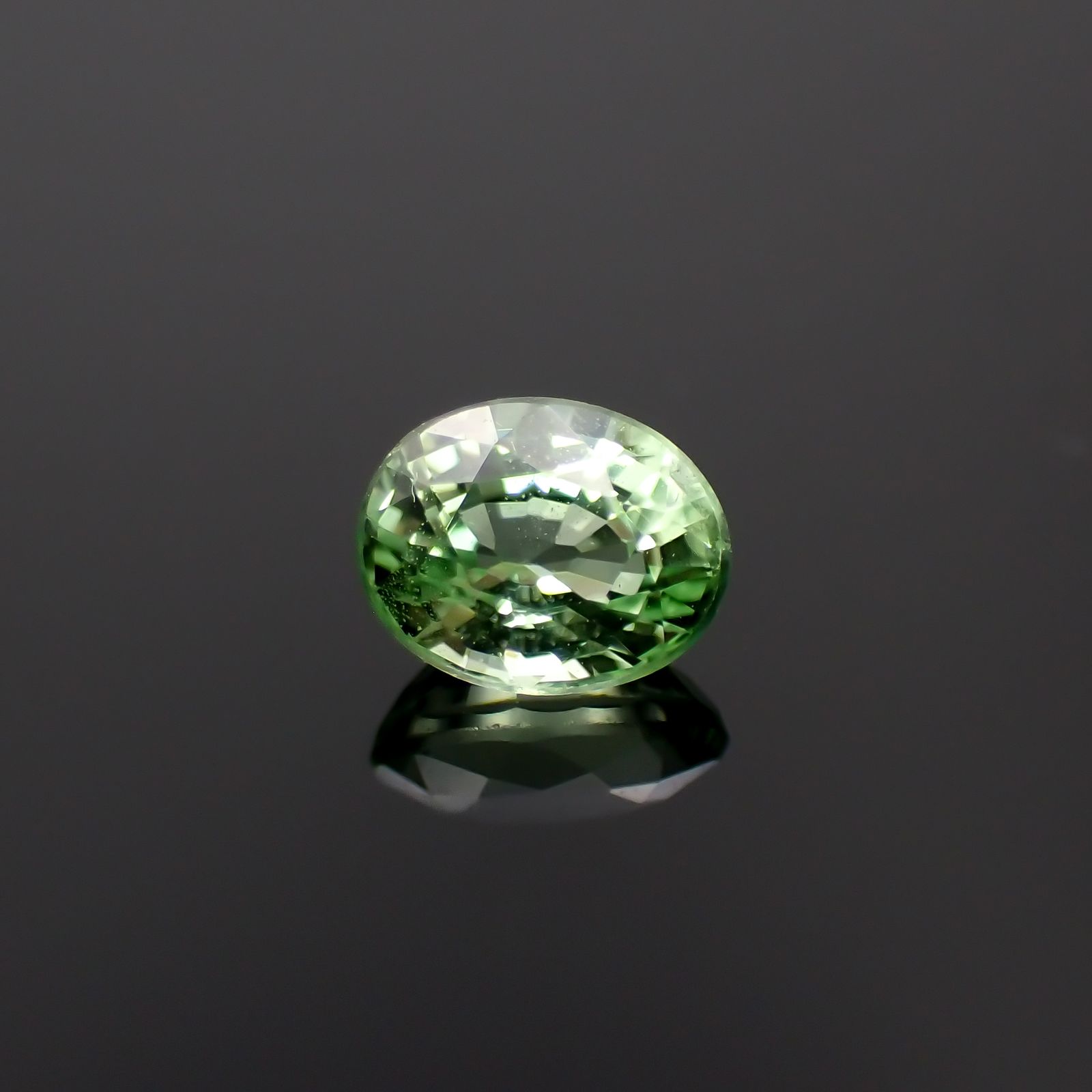 ミントガーネット(宝石名グリーン・グロッシュラー・ガーネット)タンザニア産 0.38ct 識別済[230923499]4.6x3.7mm前後