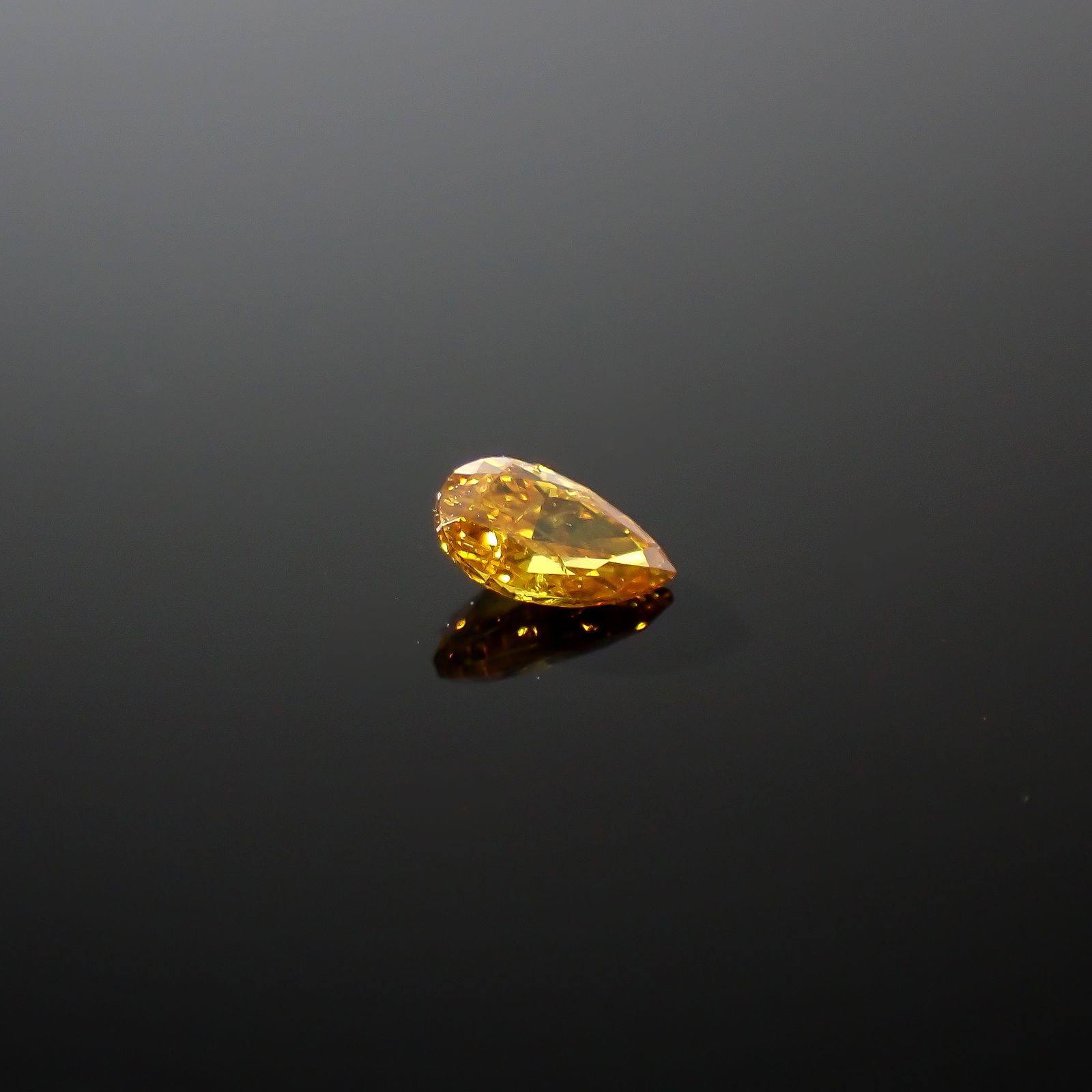 イエローダイヤモンド(宝石名ダイアモンド I-1/FANCY VIVID ORANGE YELLOW) 0.098ct ソ付(CGL)[240427042]3.87x2.26mm前後